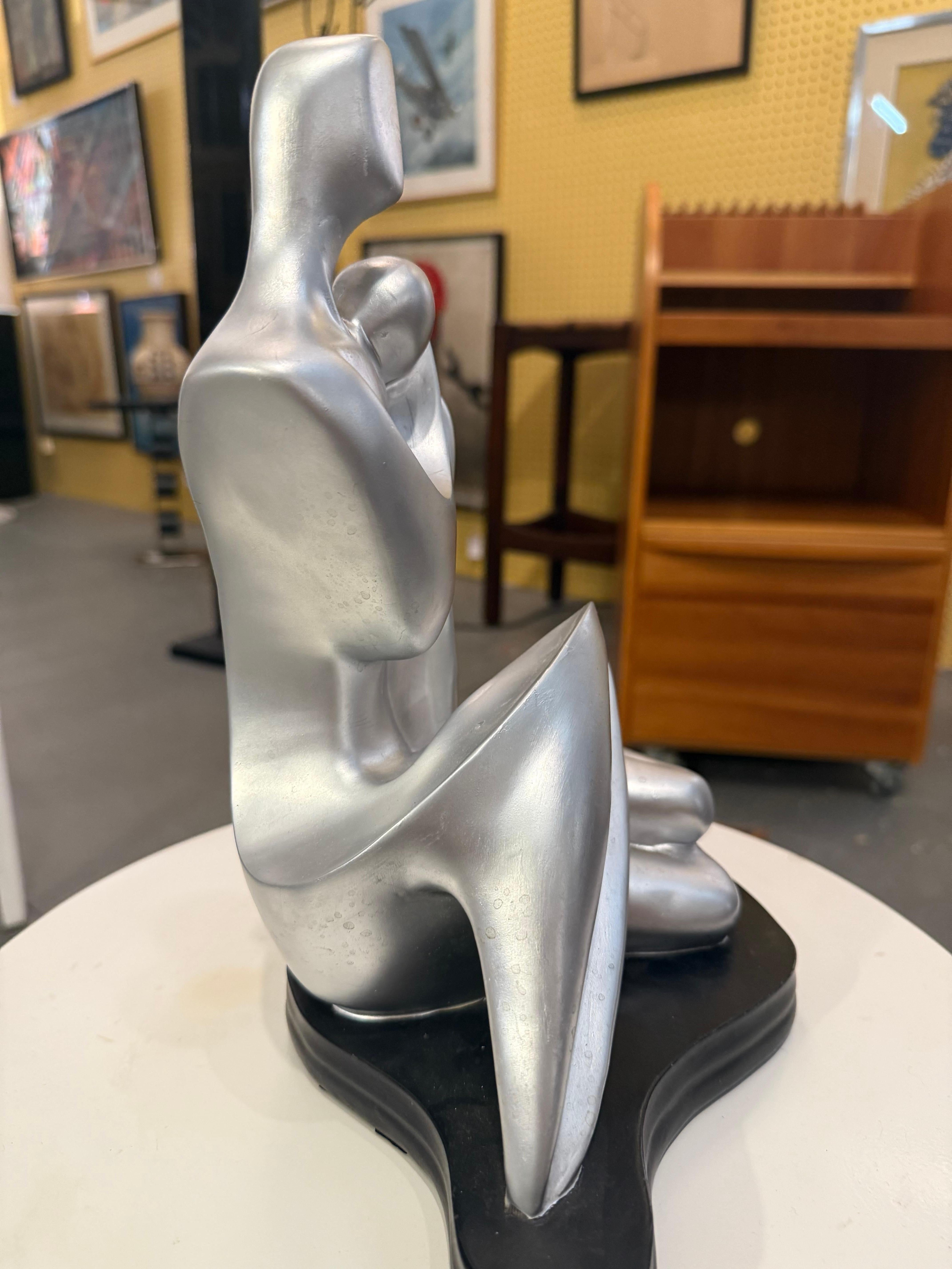 Americano Due amanti, scultura in gesso argentato su base in gesso nero in vendita