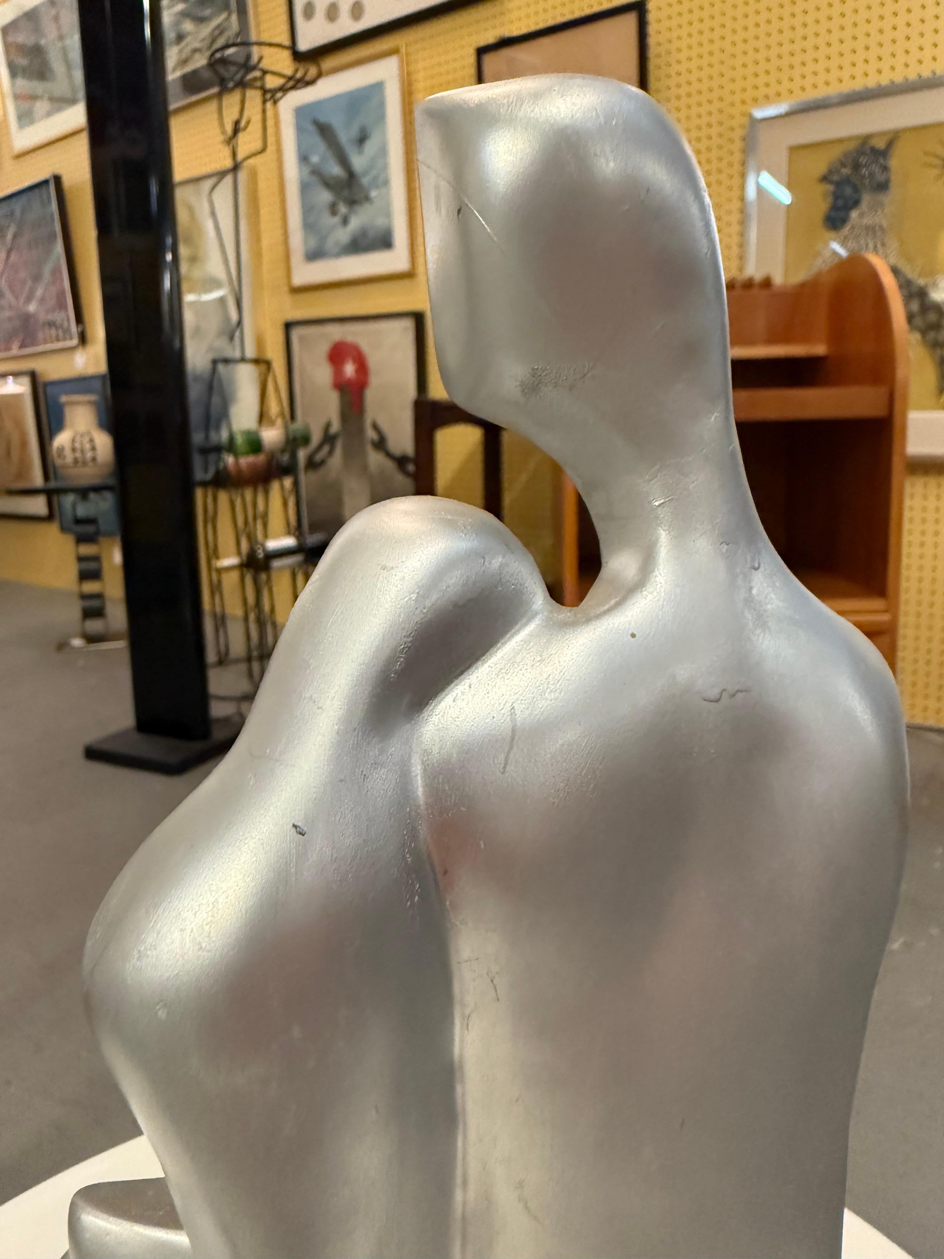 Due amanti, scultura in gesso argentato su base in gesso nero In condizioni buone in vendita a Pasadena, CA