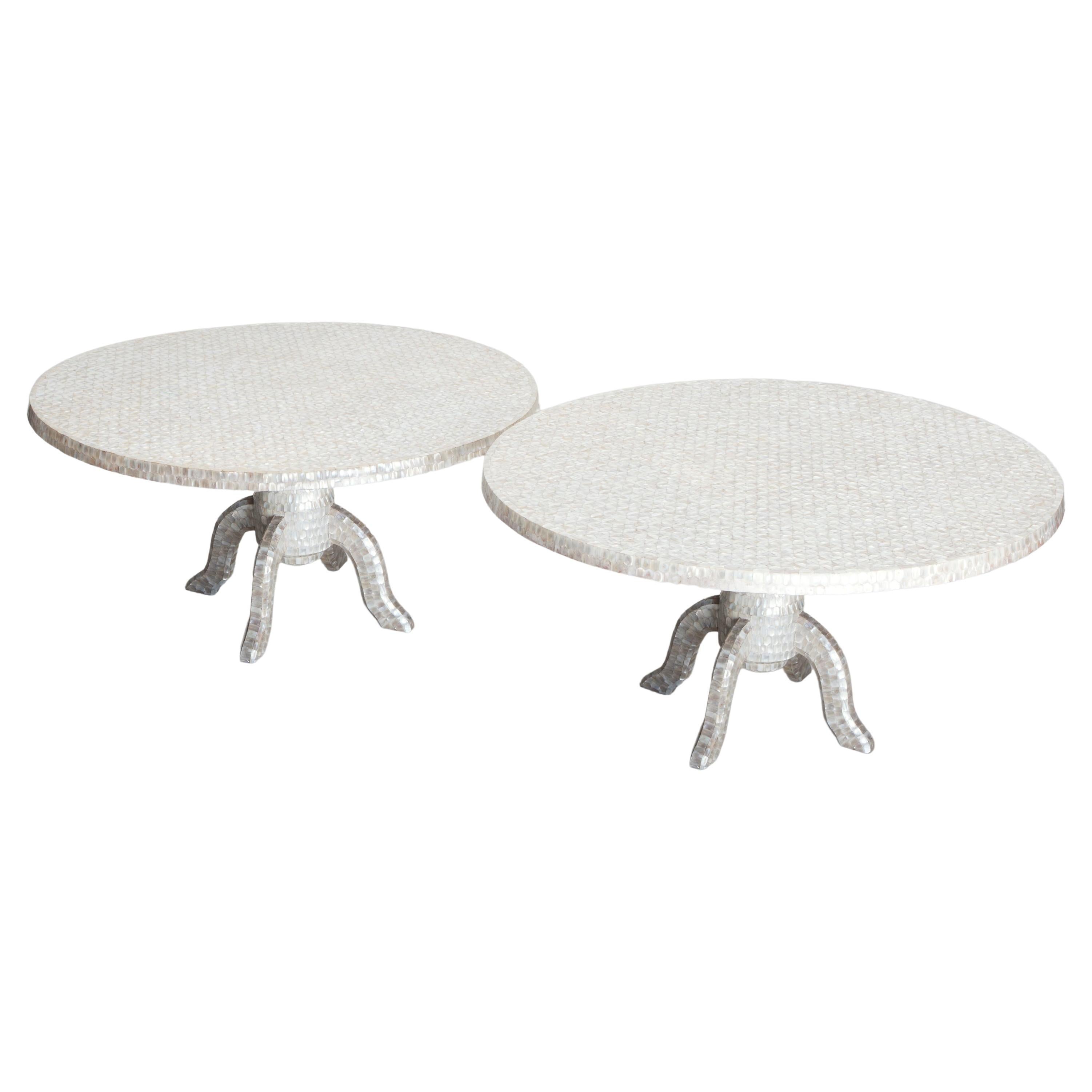 Deux tables basses avec un travail exceptionnel de mosaïque de nacre. 
INDO-PORTUGUAIS
Peut se vendre en une seule pièce.


