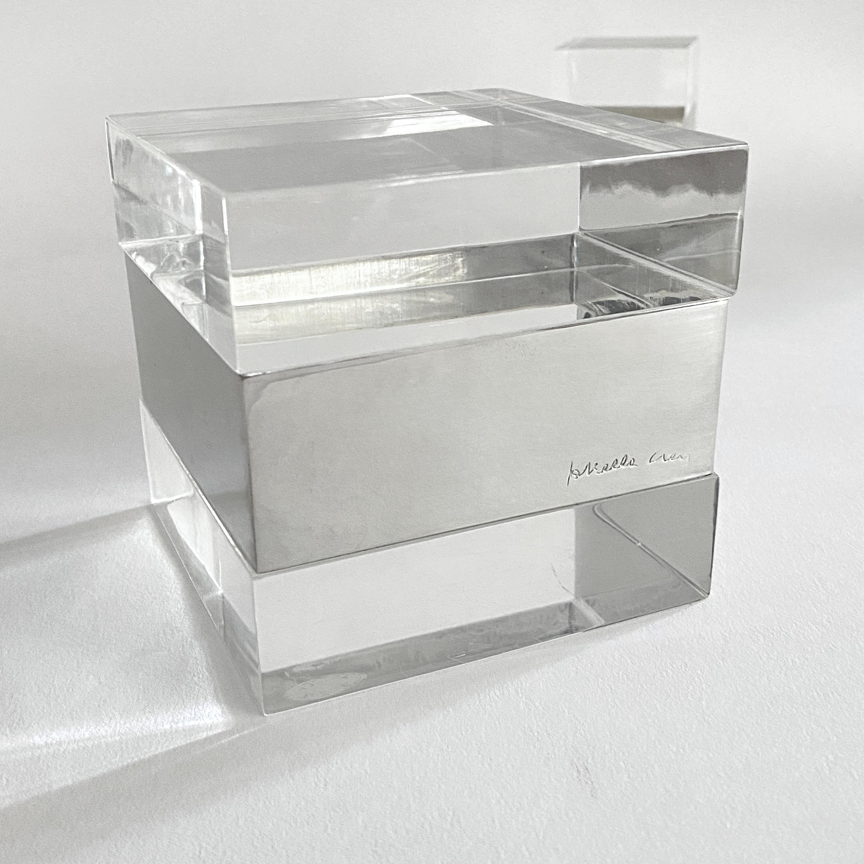 Un par de cajas vintage con tapa de lucita y baño de plata. Las cajas fueron diseñadas por Gabriella Crespi en la década de 1970 y fabricadas en Italia. La caja pequeña mide aproximadamente 3 1/4 pulgadas de alto y 1 15/16 pulgadas cuadradas, la