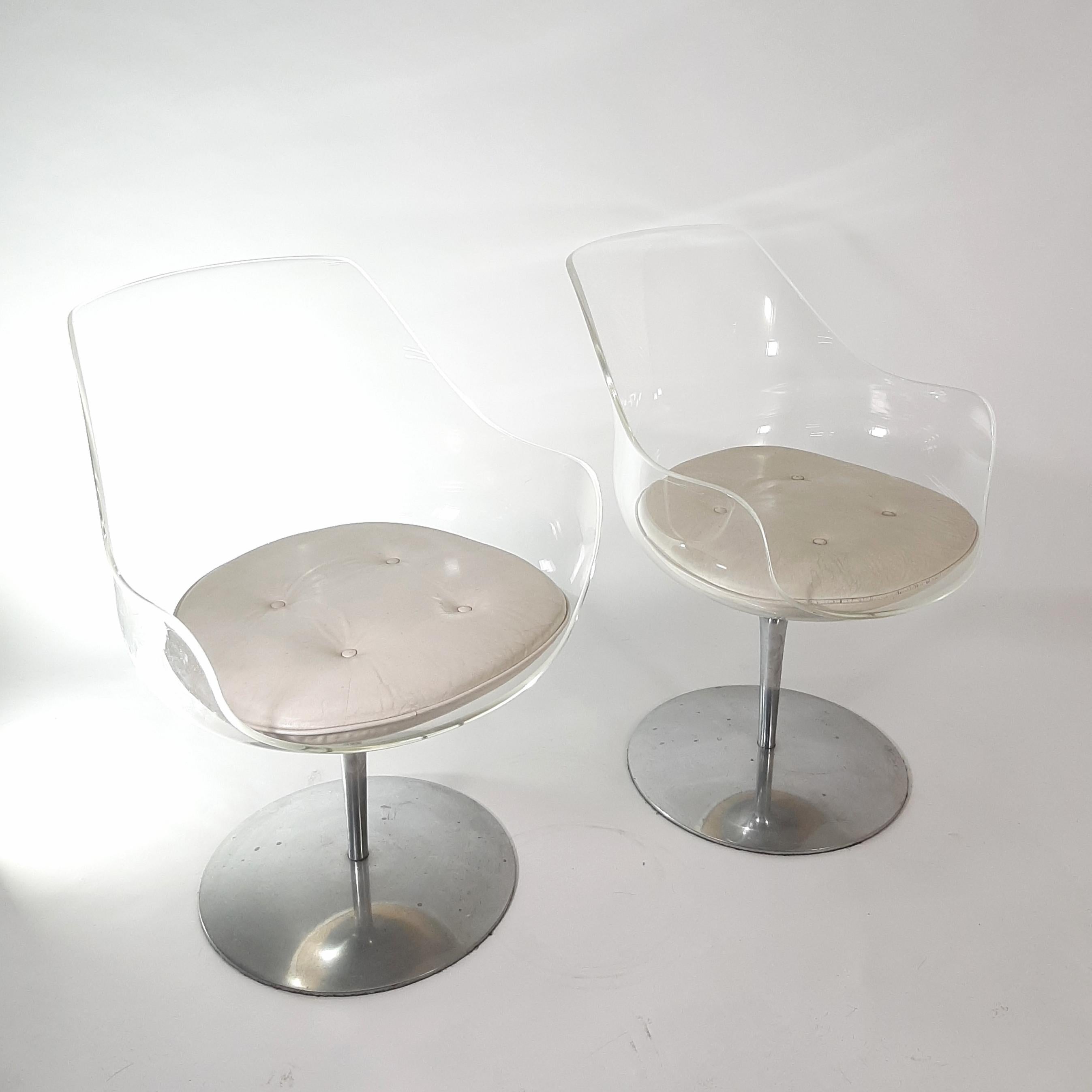 Satz von zwei Champagner-Stühlen aus Lucit, entworfen von Erwine & Estelle Laverne, um 1960.
Herausgegeben von Formes Nouvelles.

Mit seiner Sitzschale aus transparentem Lucite und dem Fußkreuz aus Aluminium bietet der Champagne-Stuhl eine hohe
