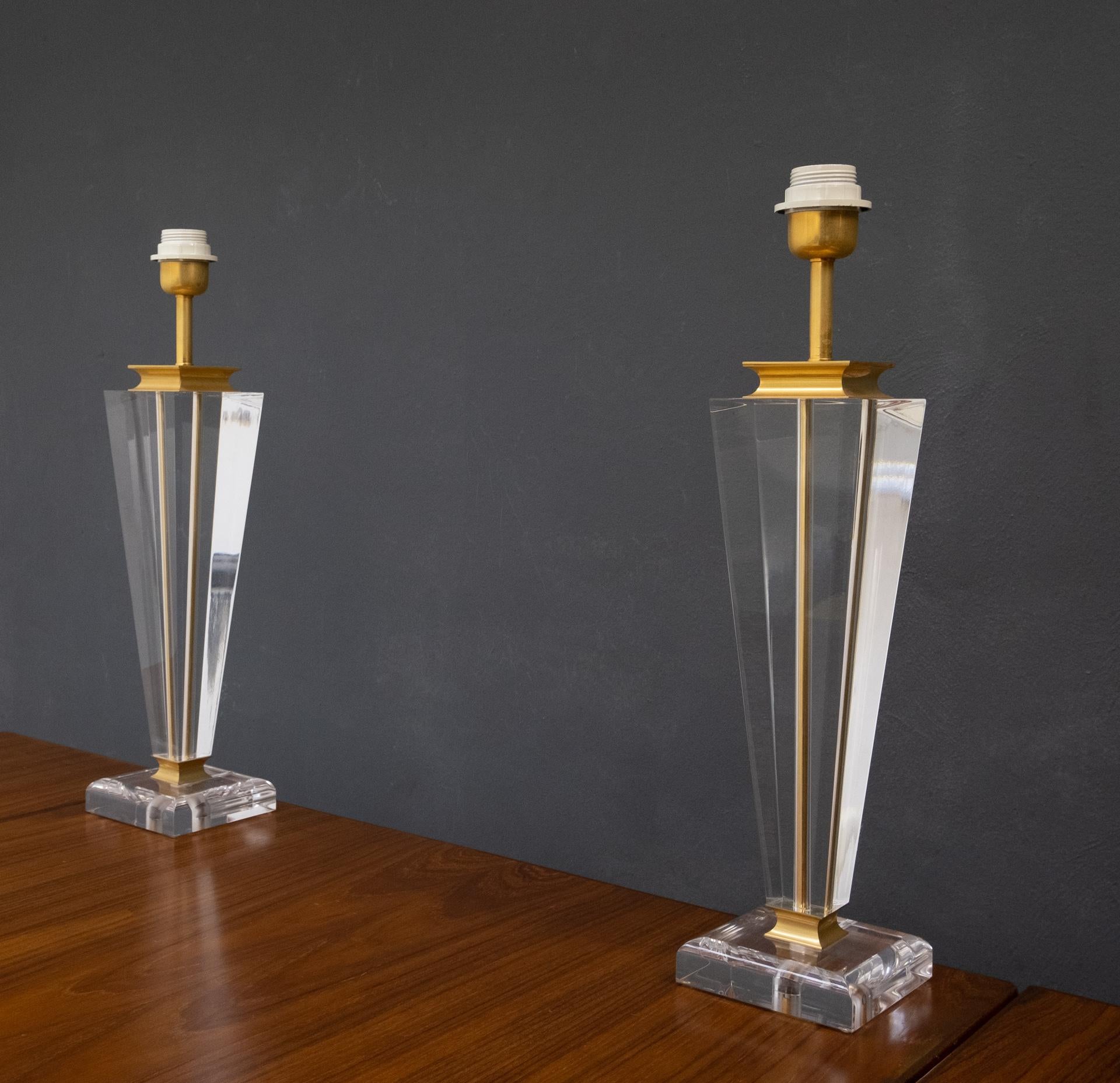 Two Lucite and Gold Plated Brass Table lamps .These Hollywood Regency Lights were sold 
by Les Arcades Scheveningen Holland 1970s .High end store for furniture and lighting .
From the first owner . Very good condition .