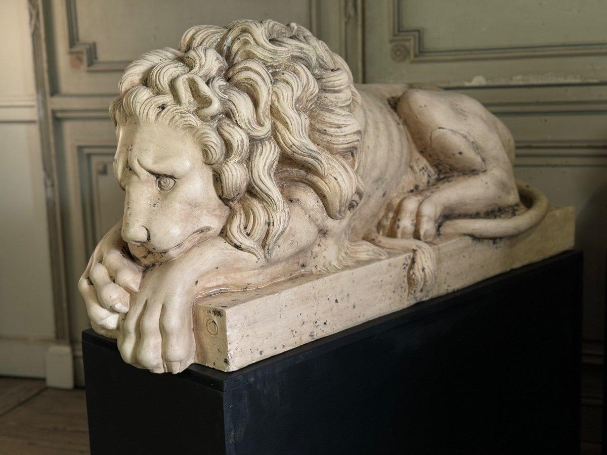 Louis XVI Two Lying Lions In White Terracotta After Canova, 19th Century For Sale