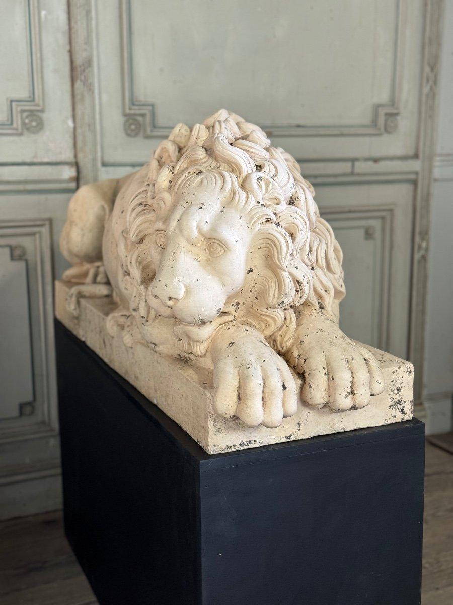 Two Lying Lions In White Terracotta After Canova, 19th Century In Good Condition For Sale In Honnelles, WHT
