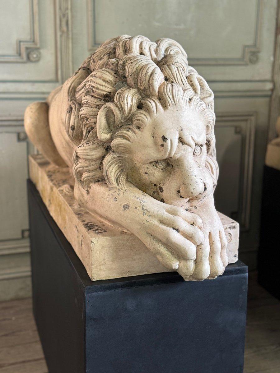 Two Lying Lions In White Terracotta After Canova, 19th Century For Sale 1