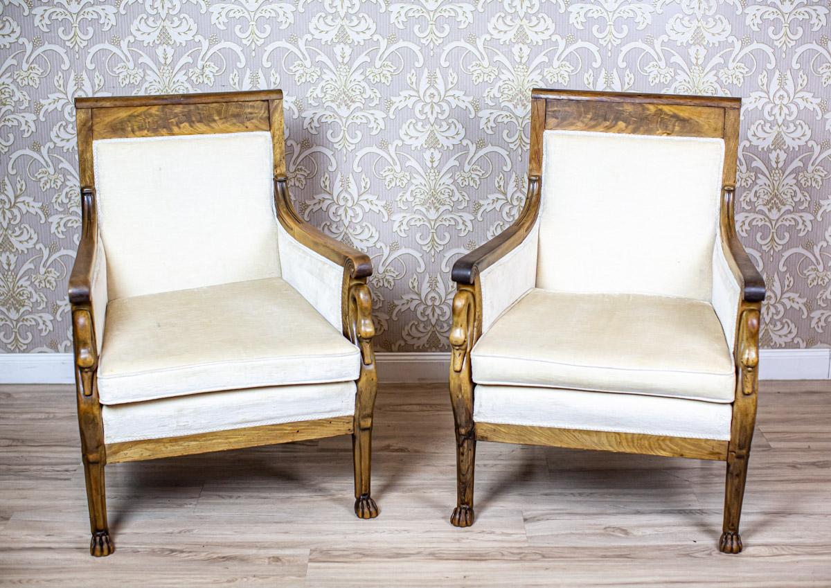 Two Mahogany Armchairs from the Early 20th Century in Light Upholstery

We present you two wooden armchairs with upholstered seats and backrests, and removable cushions.
The front claw legs turn into supports in the shape of swan heads.
Furthermore,