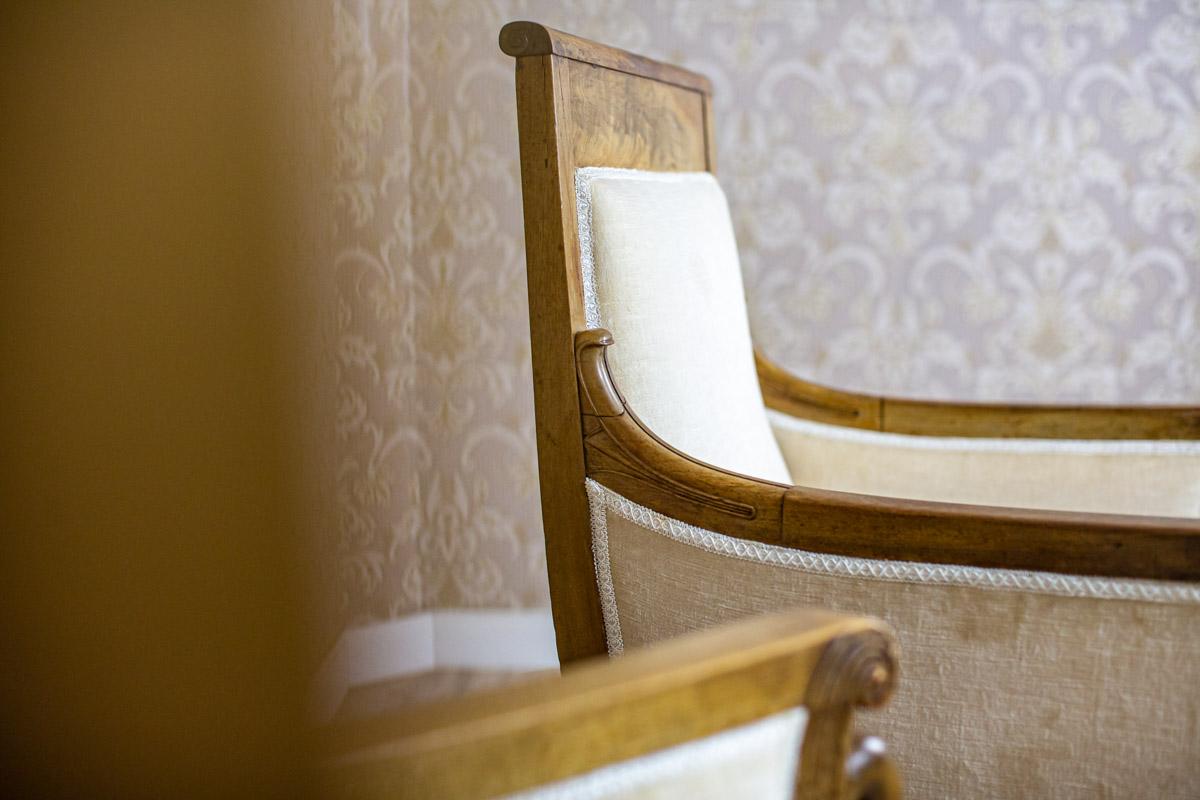20ième siècle Deux fauteuils en acajou du début du 20e siècle en tissu d'ameublement clair en vente