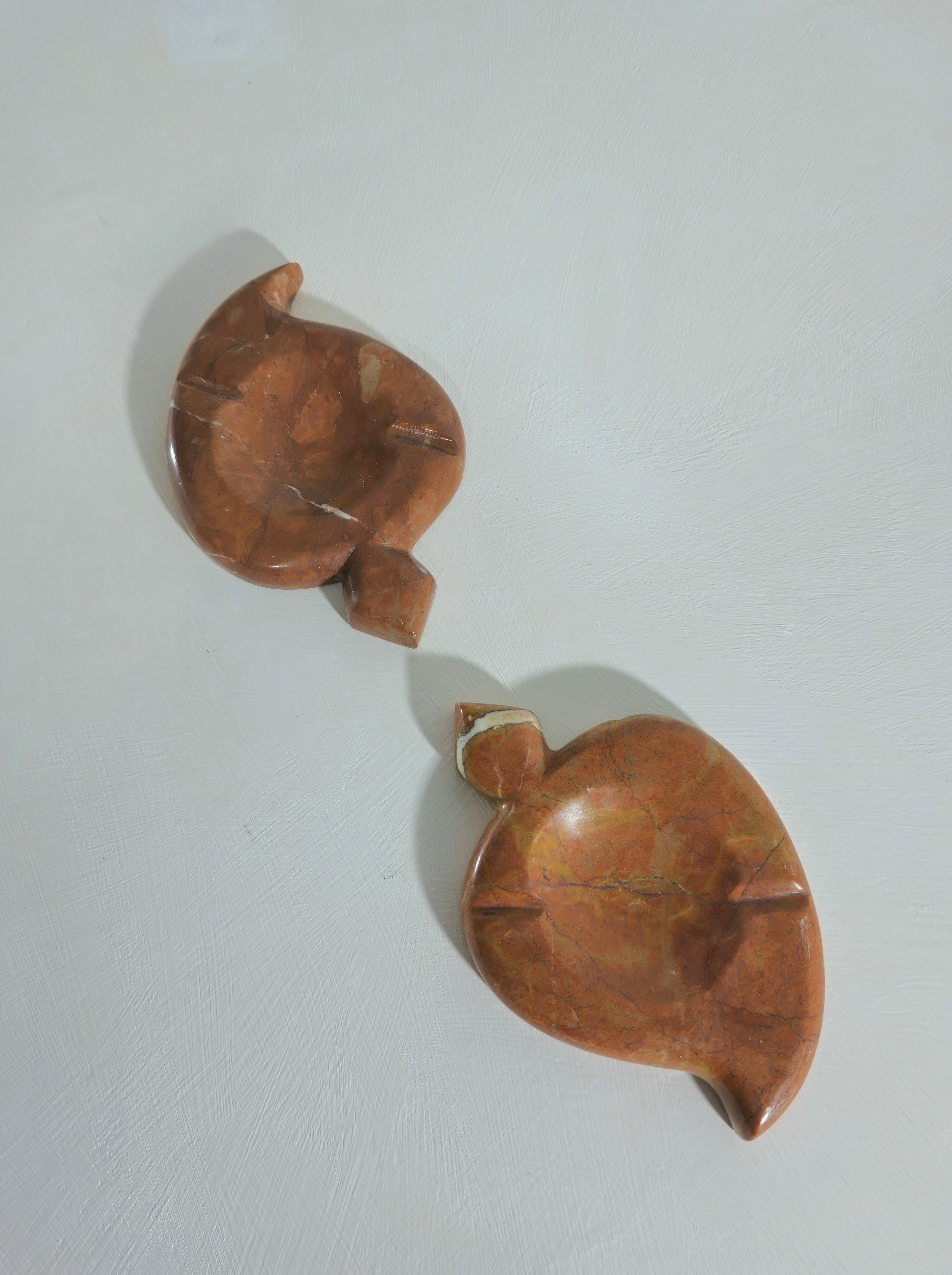 Two very beautiful ashtrays in red Alicante marble. They have the shape of a turtle. The measurements are for a single ashtray. They also work well as decorative objects. Please watch the video and photos carefully, thank you.

Weight: 1.555