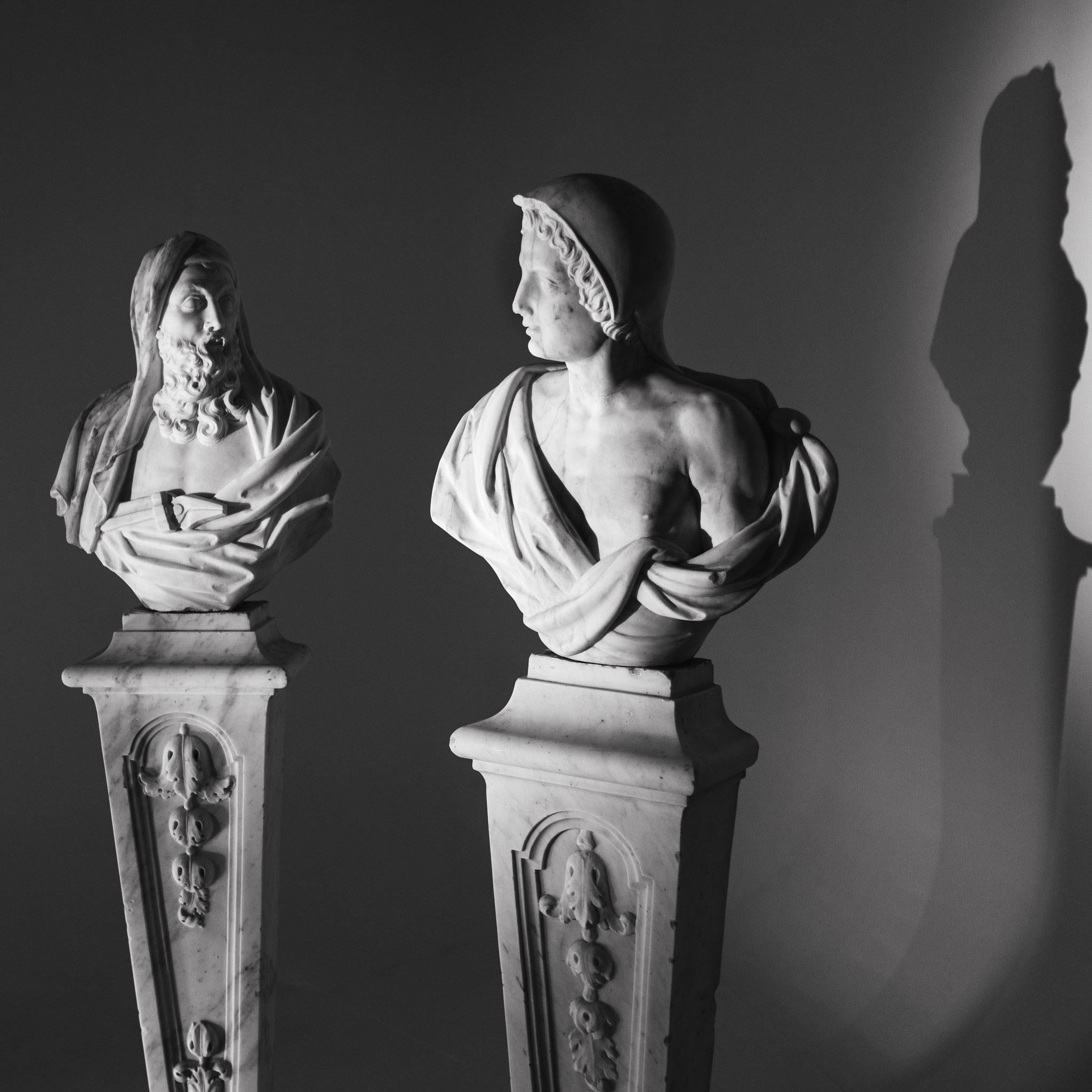 Deux bustes en marbre, 18ème siècle en vente 8