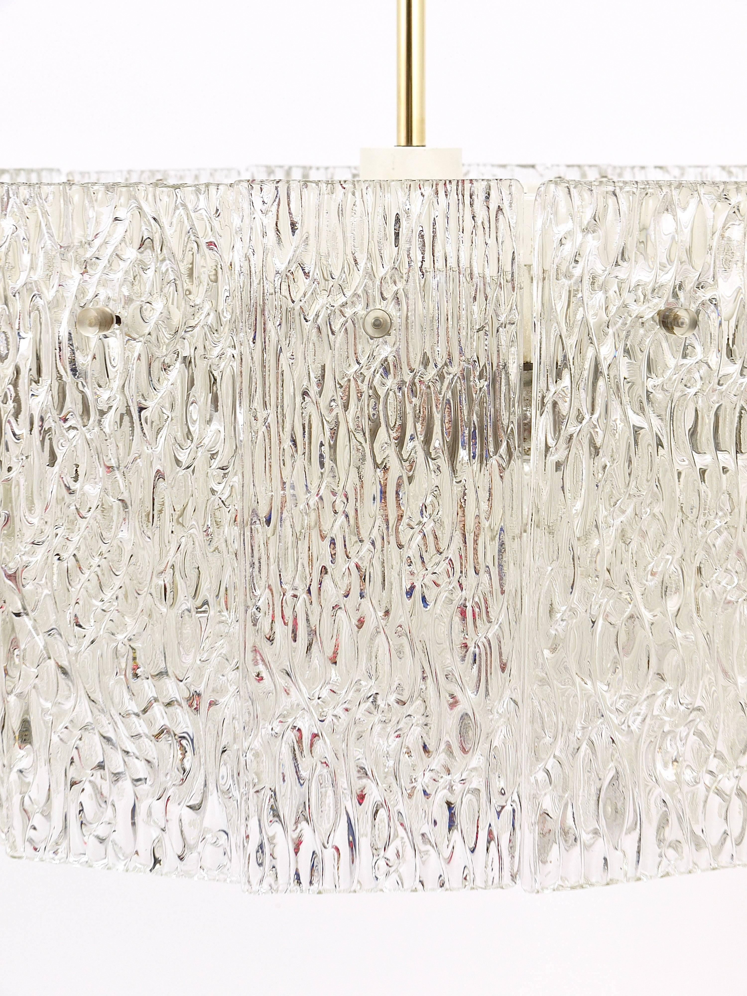 Passende Kalmar-Kronleuchter aus Messing und strukturiertem Glas aus der Mitte des Jahrhunderts, 1960er Jahre im Angebot 3