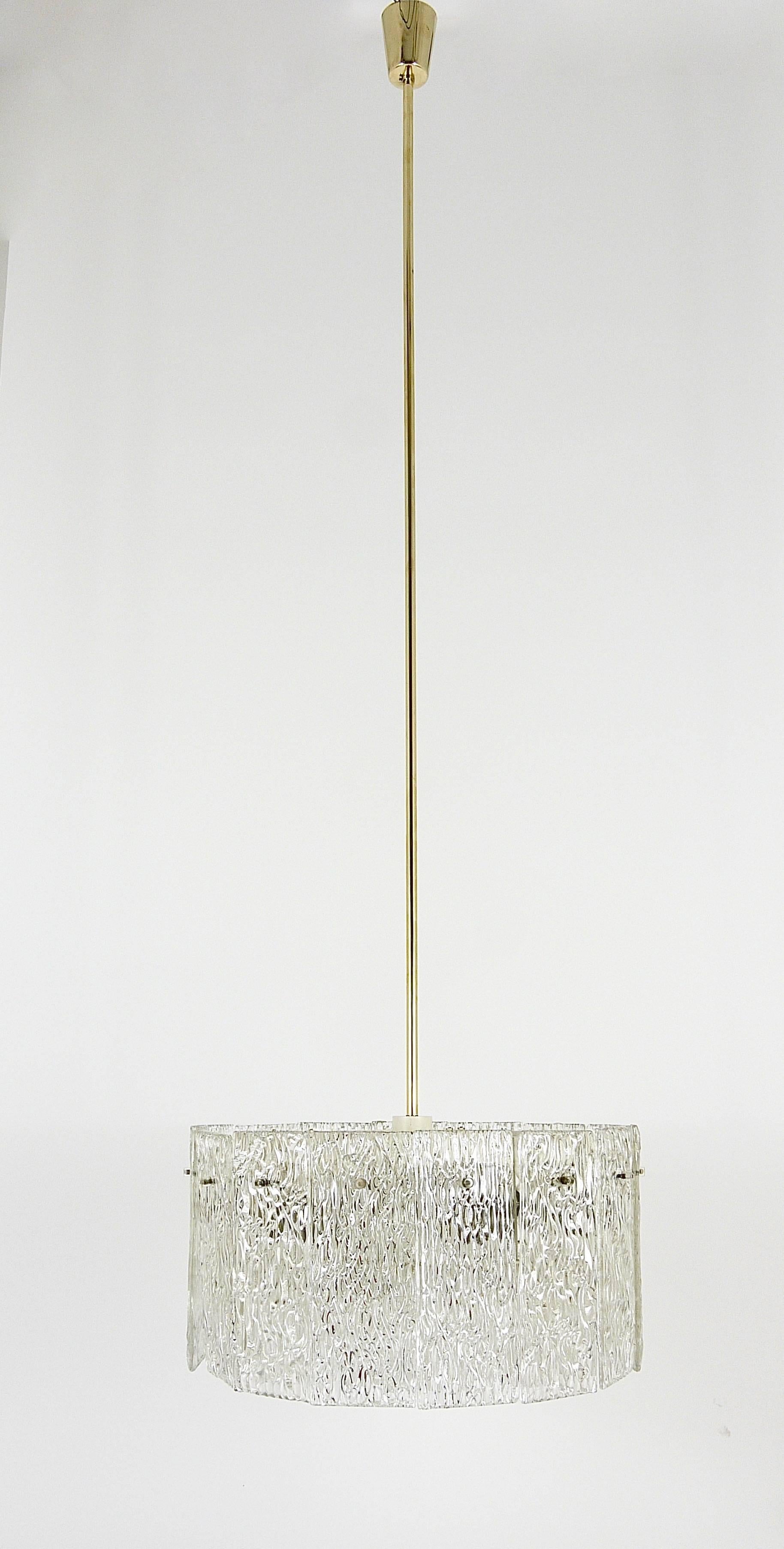 Passende Kalmar-Kronleuchter aus Messing und strukturiertem Glas aus der Mitte des Jahrhunderts, 1960er Jahre (Moderne der Mitte des Jahrhunderts) im Angebot