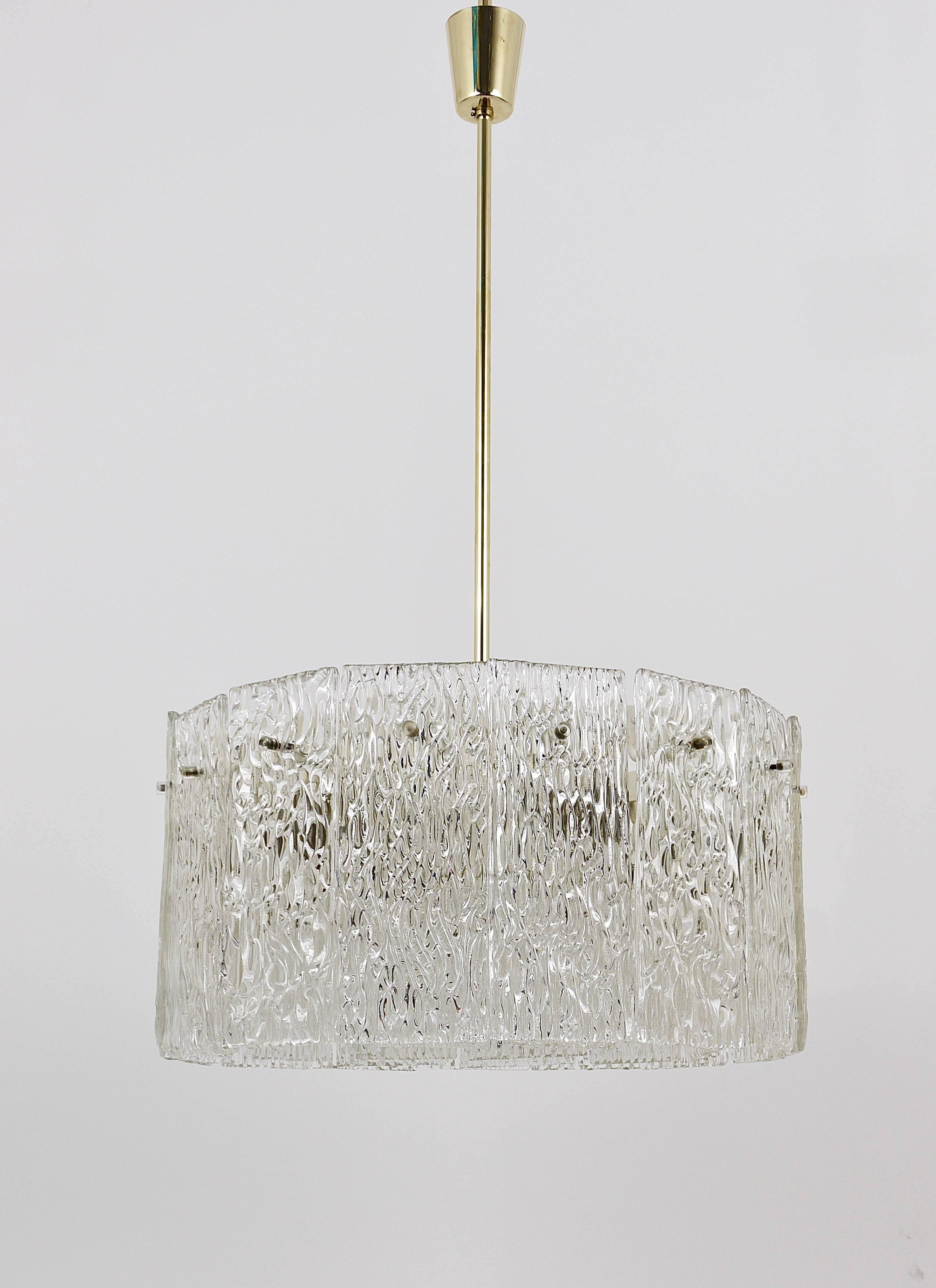 Kalmar Vienna Dos candelabros de tambor de latón y cristal de mediados de siglo, años 60 en venta 1