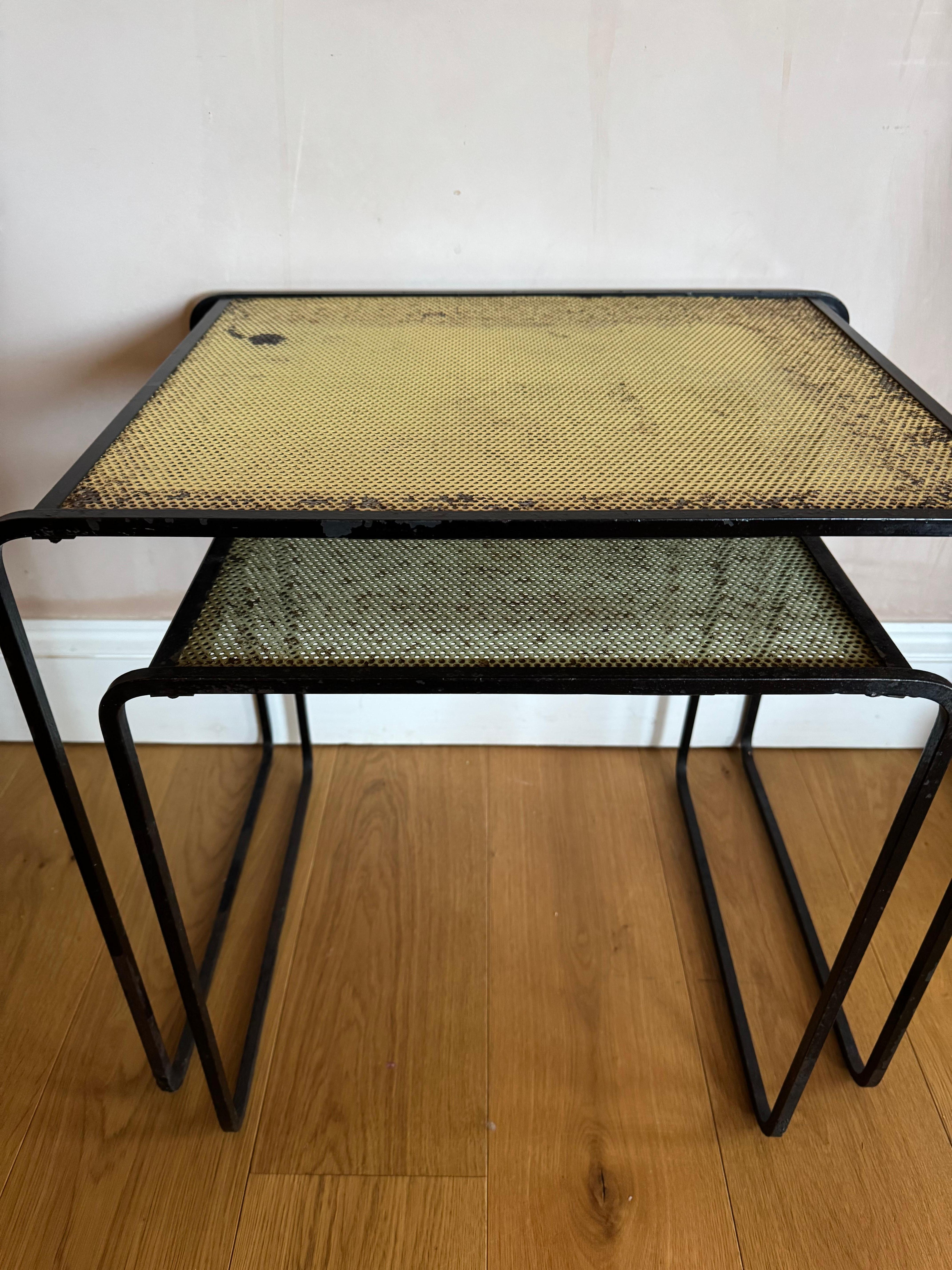 Mid-Century moderno Due tavolini in metallo forato in stile Mathieu Mategot. in vendita