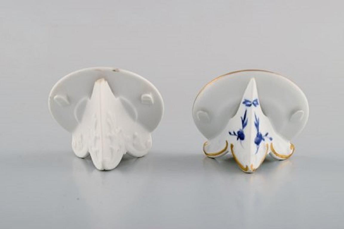 Two Meissen advertising plate holders in hand painted porcelain, early 20th century.
Measures: 6.8 x 4.5 cm.
In good condition with a small chip on the backside. 2nd factory quality.
Stamped.