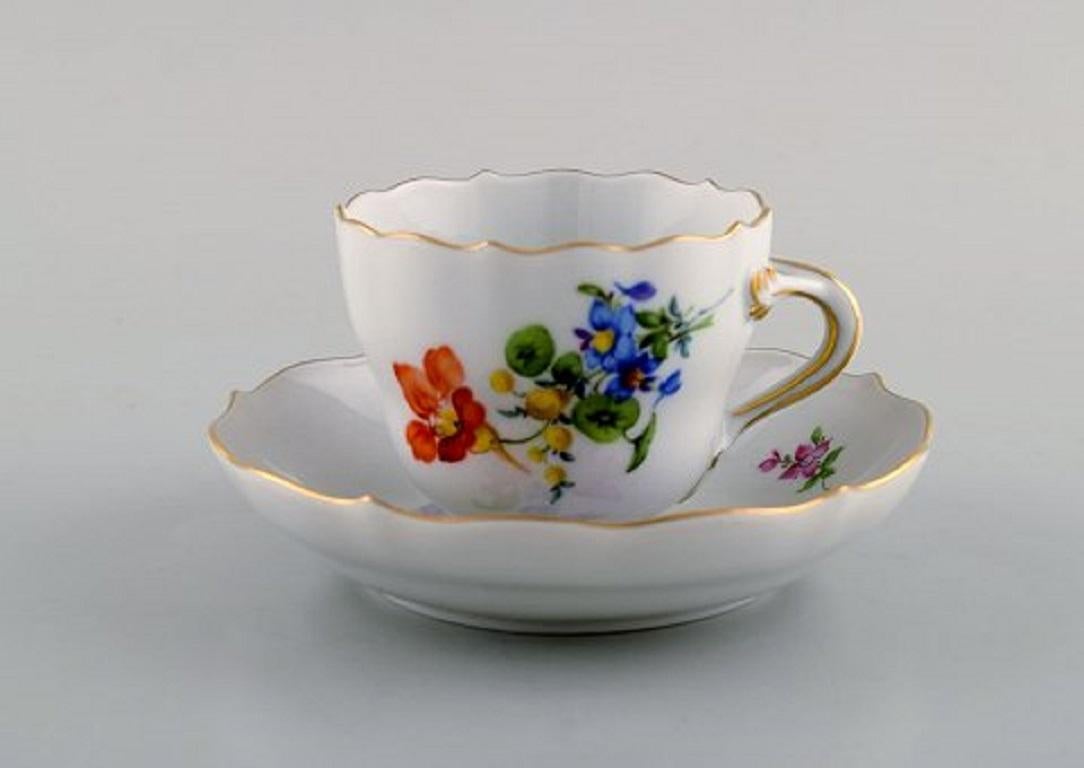 Two Meissen coffee cups with saucers and two plates. Hand painted gold decoration and floral motif, 1920s-1930s.
The cup measures: 6.5 x 5 cm.
The saucer measures: 11 cm.
The plate measures: 17.5 cm
In very good condition.
Stamped.