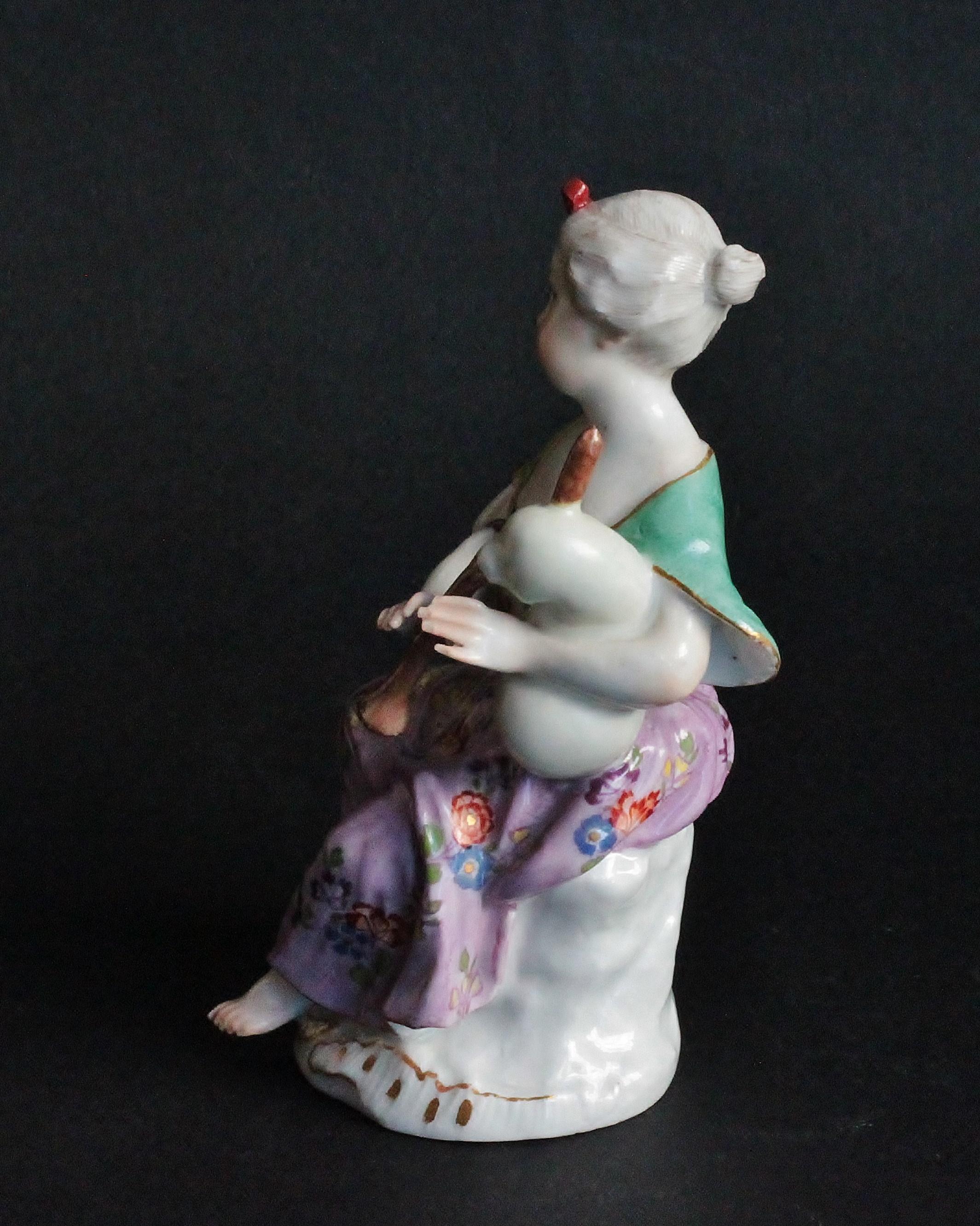 Two Meissen Figures of Young Ladies Playing Instruments, circa 1755-1760 In Good Condition For Sale In Paris, FR