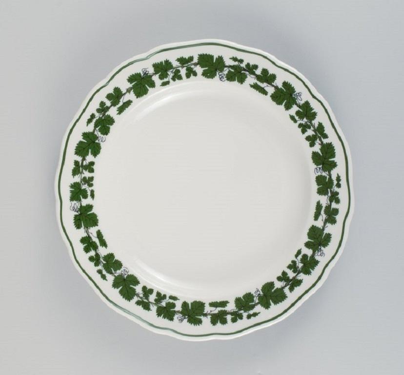 Six Meissen green ivy Vine dinner plates in hand-painted porcelain.
1940s.
Measuring: D 24.5 x H 3.5
In excellent condition.
Marked
Third factory quality.