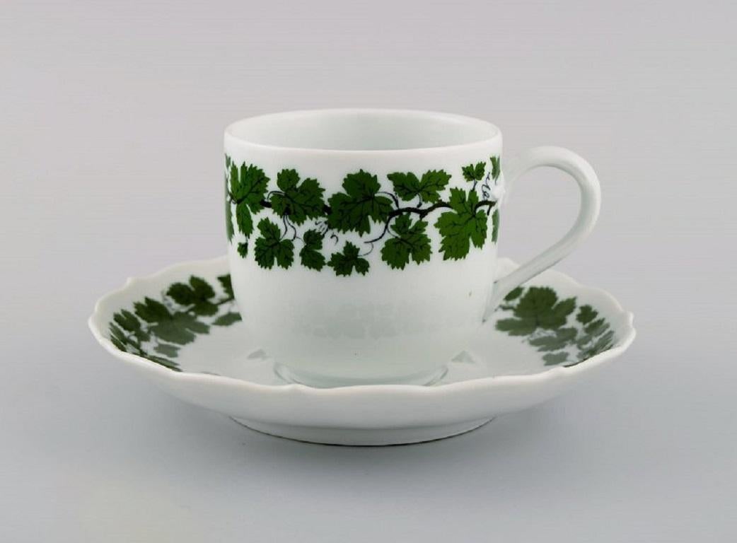 Dos tazas de café con platillos de hojas de parra y hiedra verde de Meissen en porcelana pintada a mano. Siglo XX.
La taza más grande mide 7 x 6,7 cm.
Diámetro del platillo: 14.5 cm.
En excelente estado.
Sellado.
1ª y 2ª calidad de fábrica.