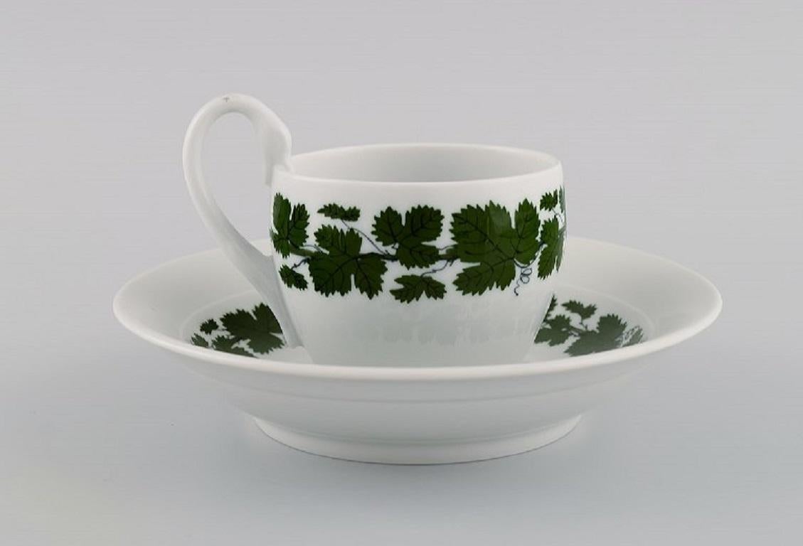 Dos tazas de café con platillos en porcelana verde de Meissen con hojas de parra y hiedra Alemán en venta