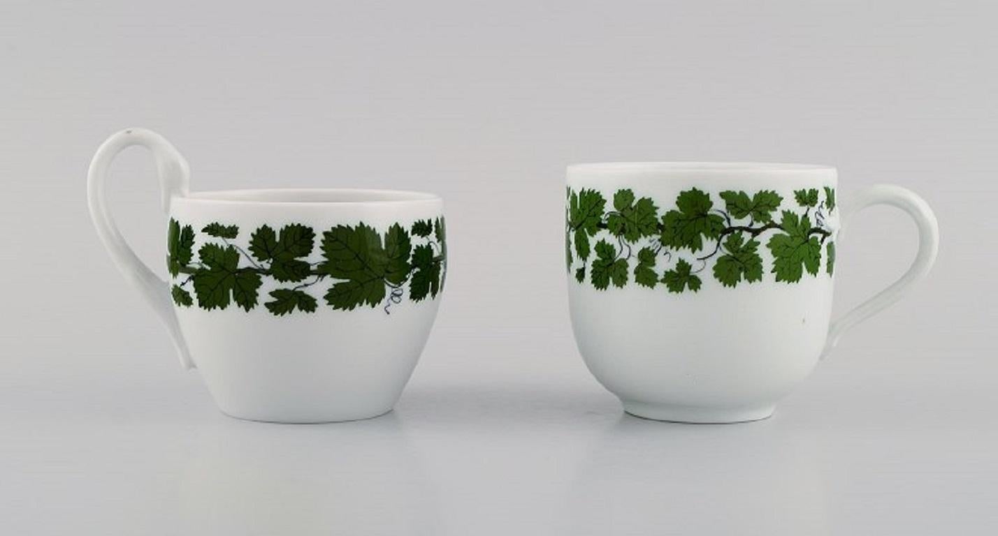 Dos tazas de café con platillos en porcelana verde de Meissen con hojas de parra y hiedra Pintado a mano en venta