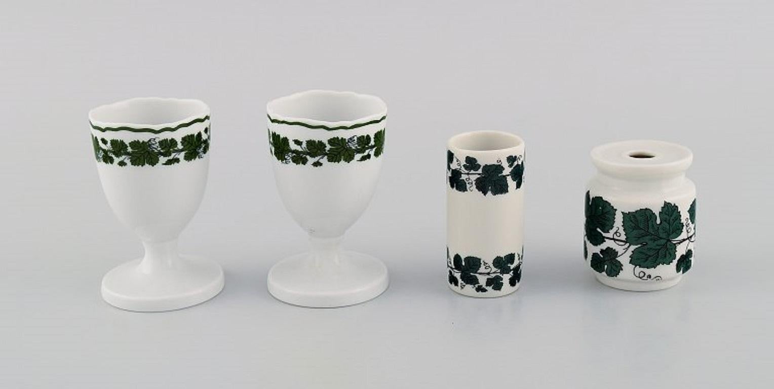 Two Meissen green ivy vine leaf egg cups in hand-painted porcelain and two German vases / toothpick holders. 20th century.
The egg cup measures: 7.5 x 4.7 cm.
Largest vase measures: 5.3 x 4.5 cm.
In excellent condition.
Stamped.