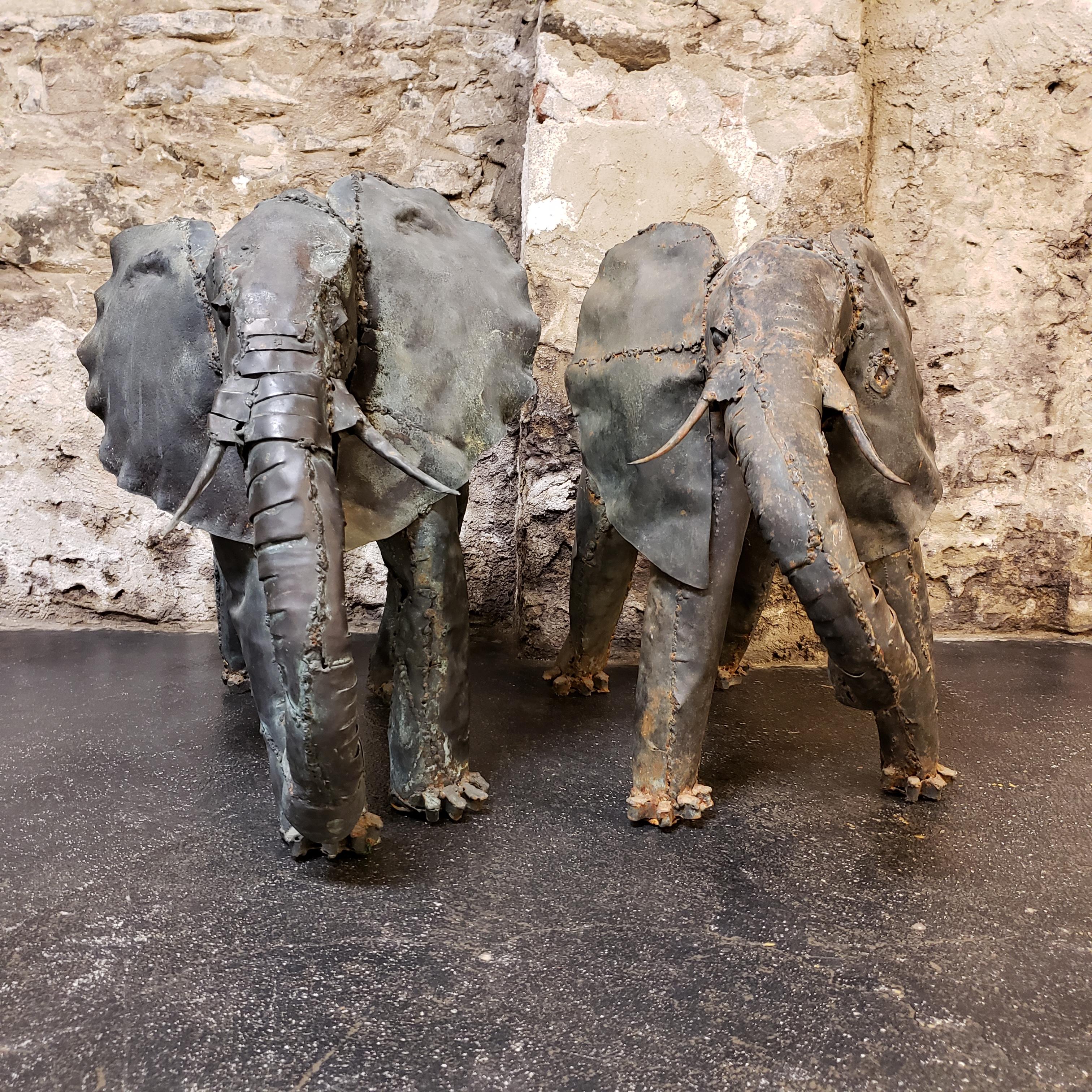 Due sculture di elefanti in metallo in vendita 1