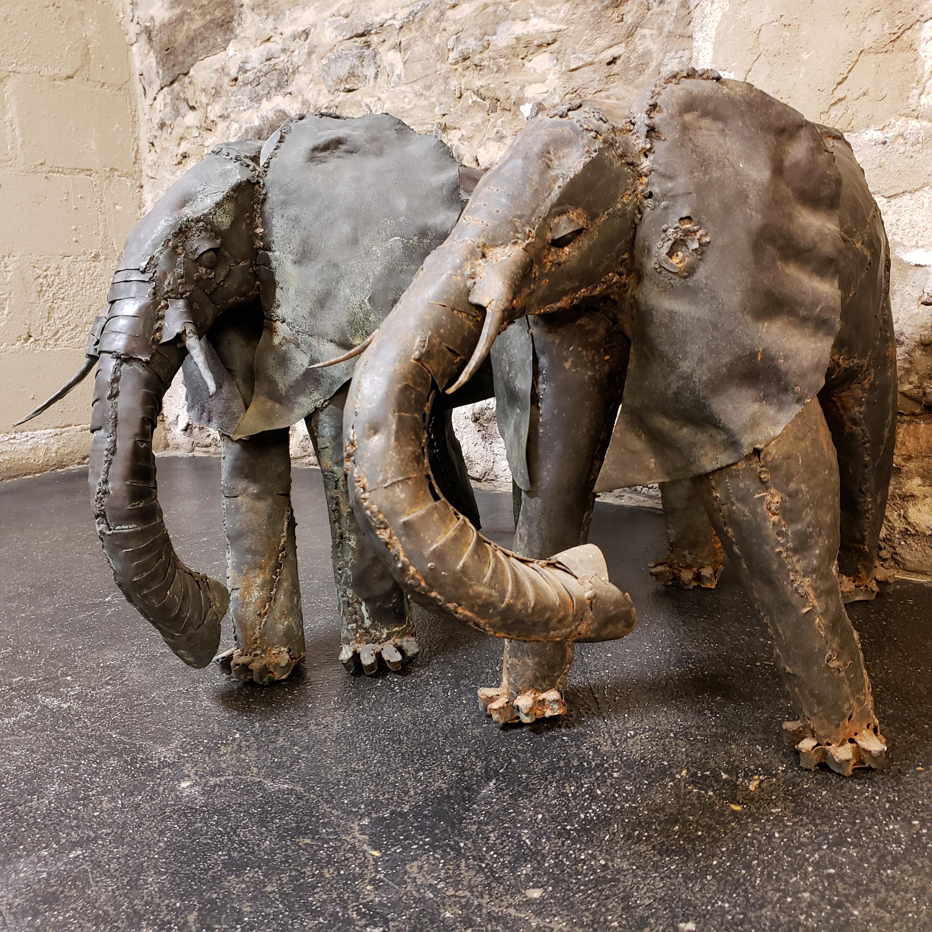 Due sculture di elefanti in metallo in vendita 4