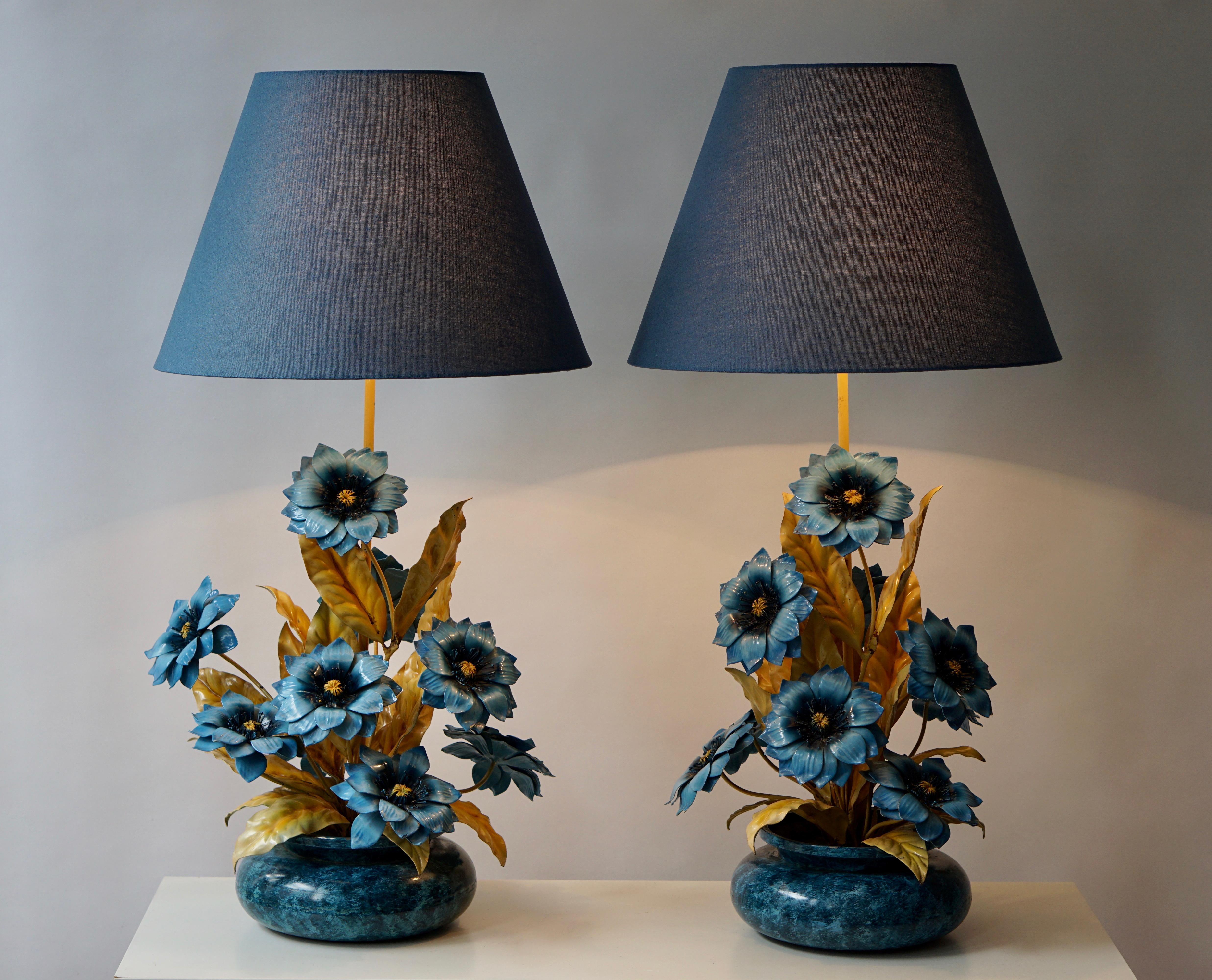 Two metal painted flower table lamps. 

The two lamps have a slight difference in color as you can see on the added photos.
I think one lamp later has been painted with a yellow paint.
The two lamps on the last photos are available for