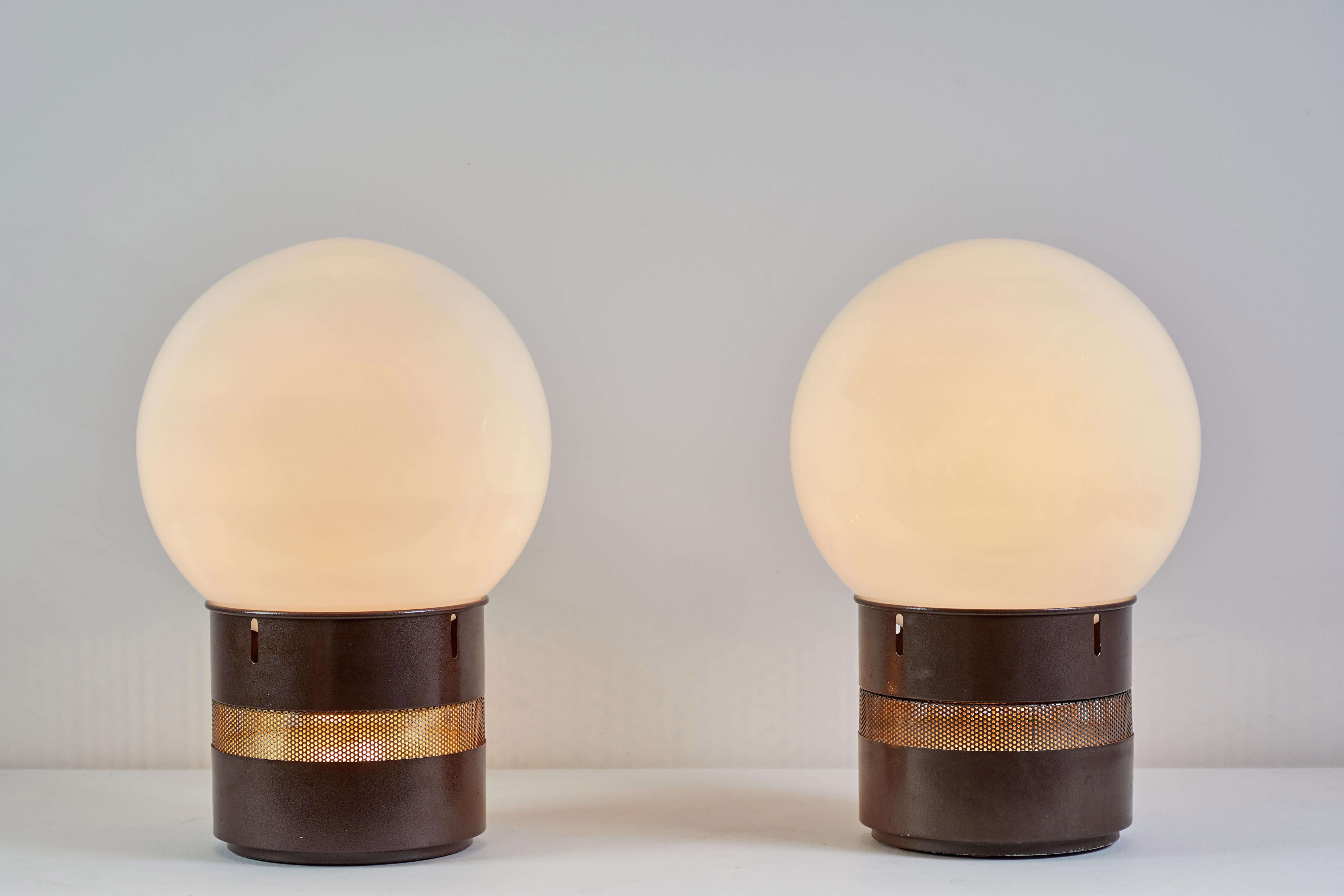 Two Mezza Oracolo table lamps by Gae Aulenti for Artemide. Designed and manufactured in Italy, circa 1969. Lacquered metal, brass hardware, opaline glass diffuser. Original cord. Takes one E27 candelabra 60w maximum bulb on top and three E27 40w