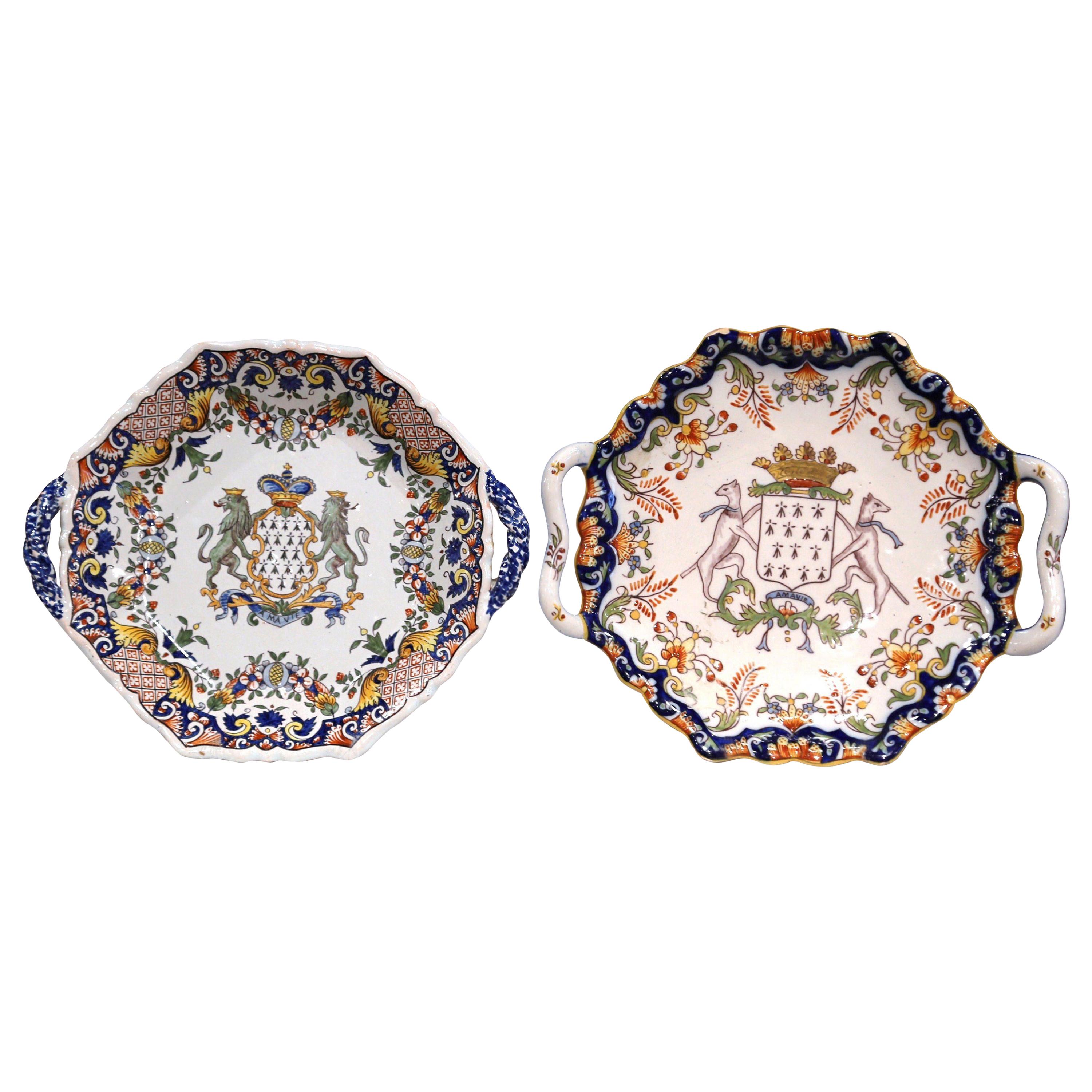 Due piatti da parete in maiolica francese dipinti a mano della metà del XX secolo provenienti dalla Bretagna
