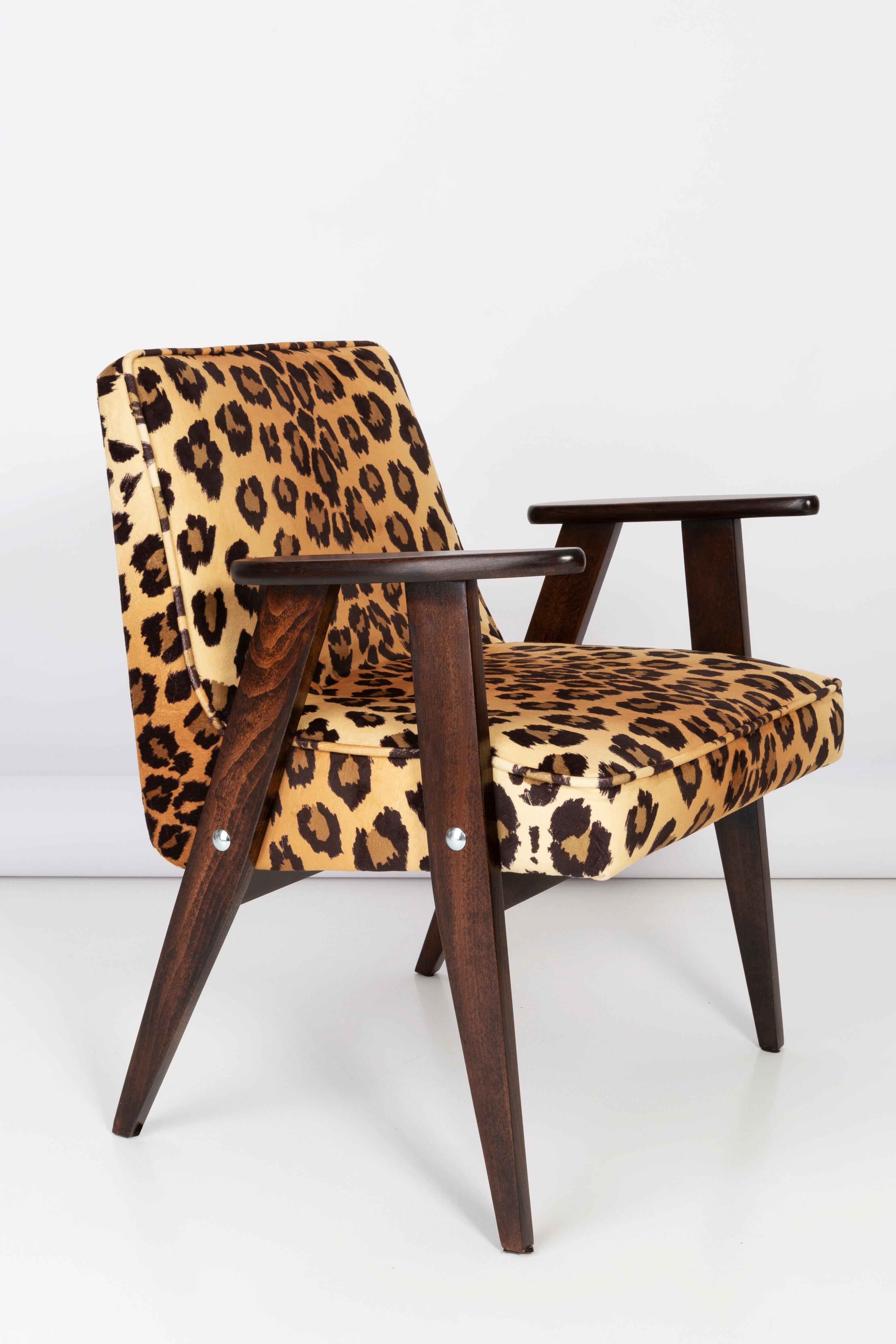 Mid-Century Modern Deux fauteuils du milieu du siècle 366 en velours imprimé léopard, Jozef Chierowski, années 1960 en vente