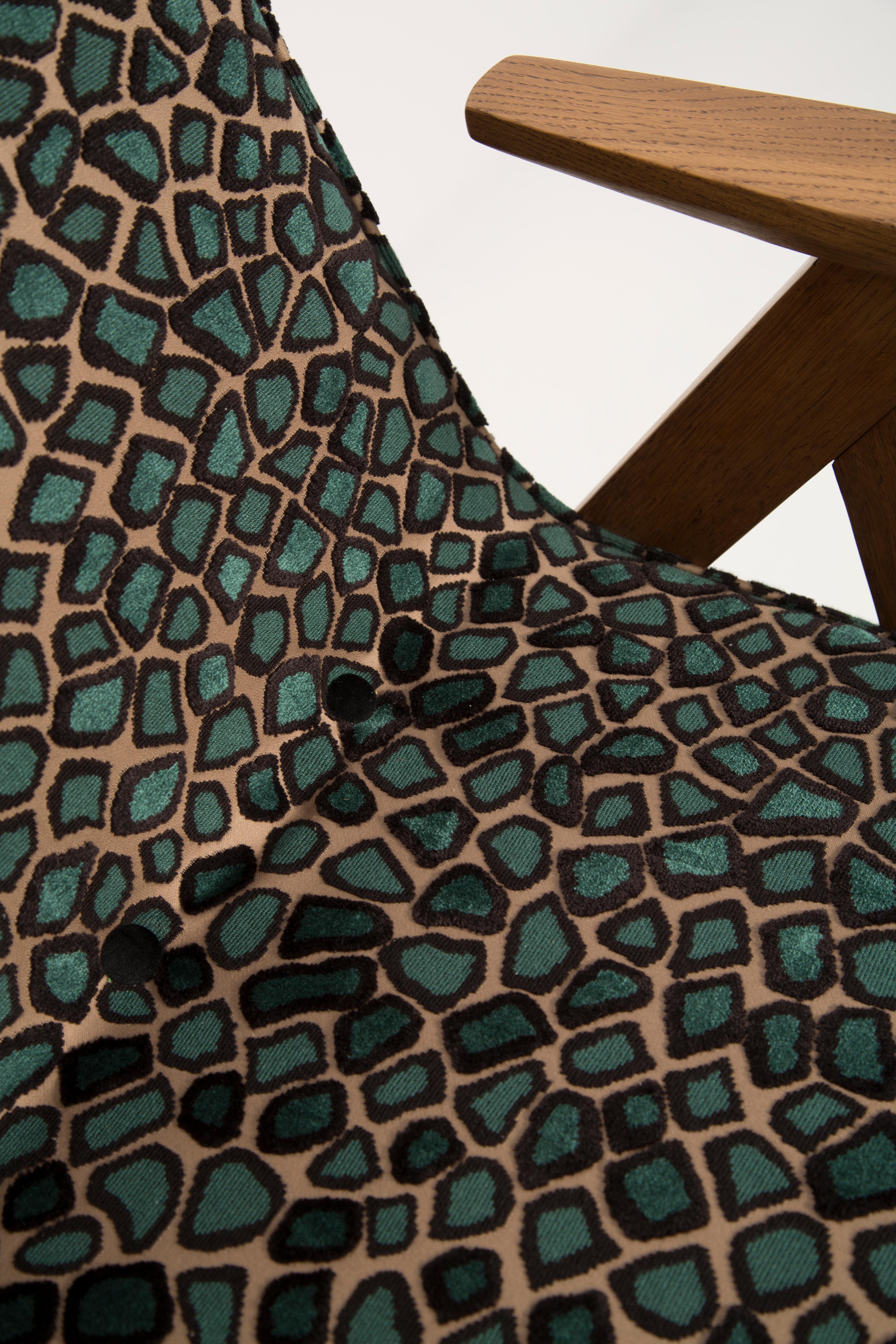 Two Mid Century 366 Armchairs in Leopard Velvet, by Chierowski, Europe, 1960s For Sale 4