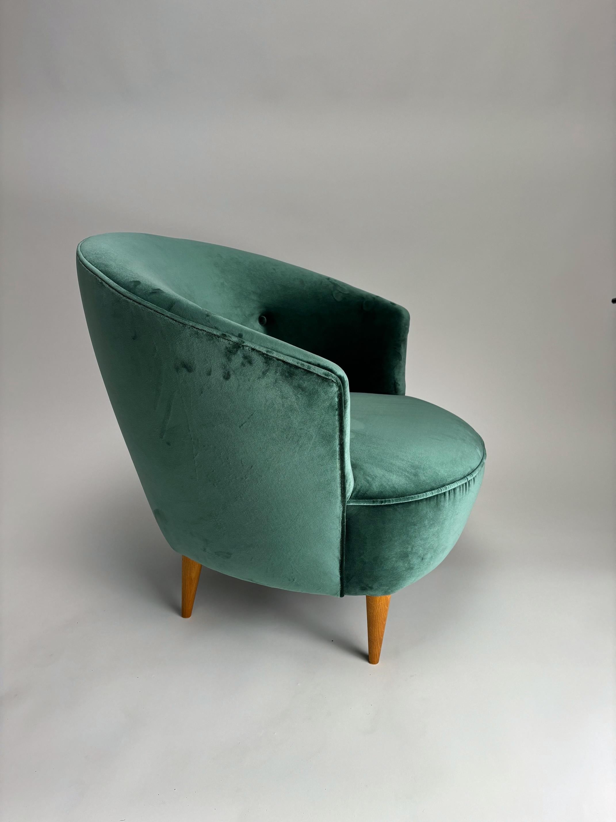Cette paire raffinée de fauteuils italiens du milieu du siècle se distingue par son design élégant et fonctionnel, dans le plus pur style Federico Munari, caractérisé par des lignes sinueuses et une silhouette enveloppante.
Fabrice avec une