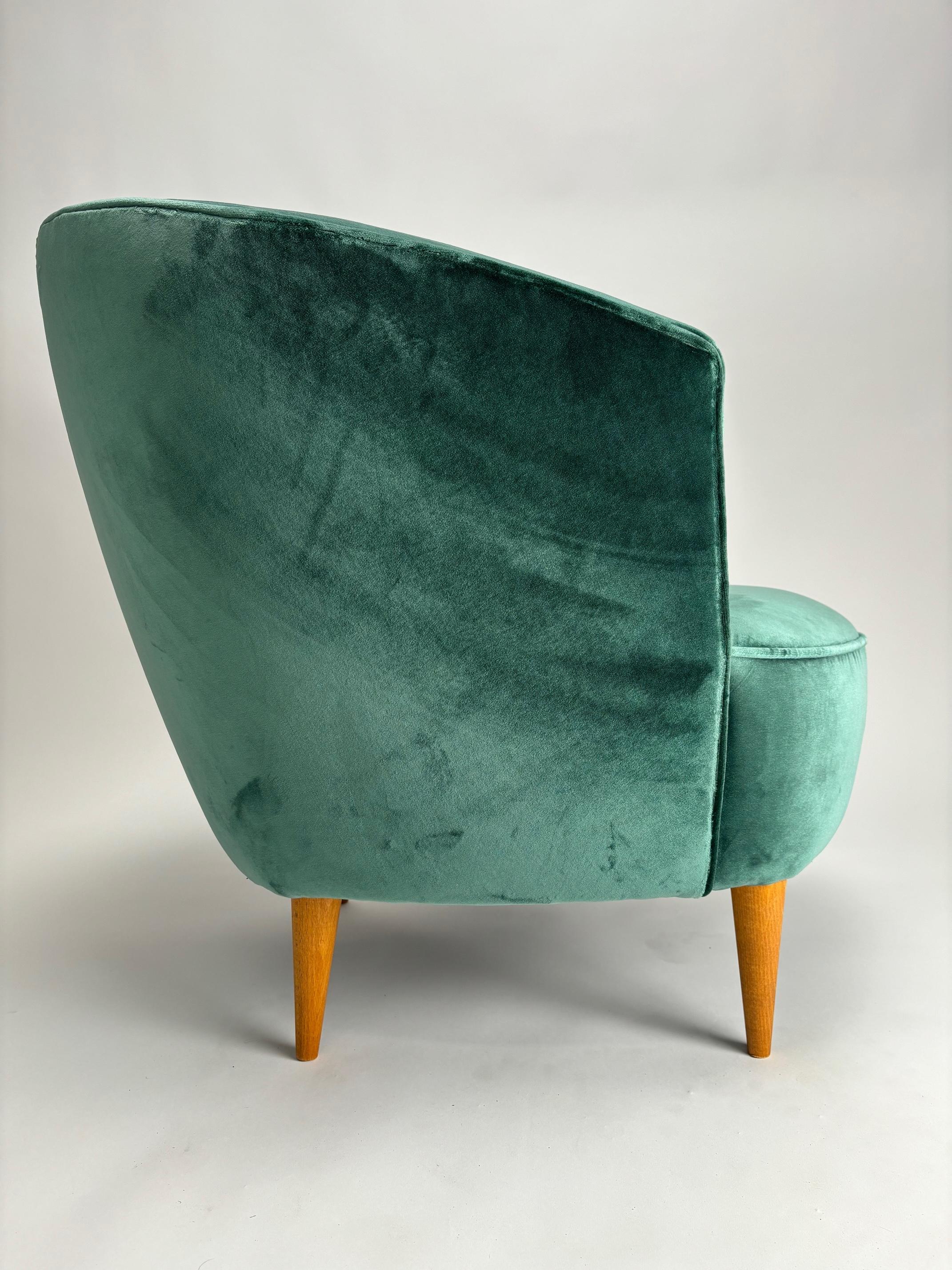 Mid-Century Modern Deux fauteuils du milieu du siècle dans le style de Federico Munari (tissu Dedar), Italie en vente