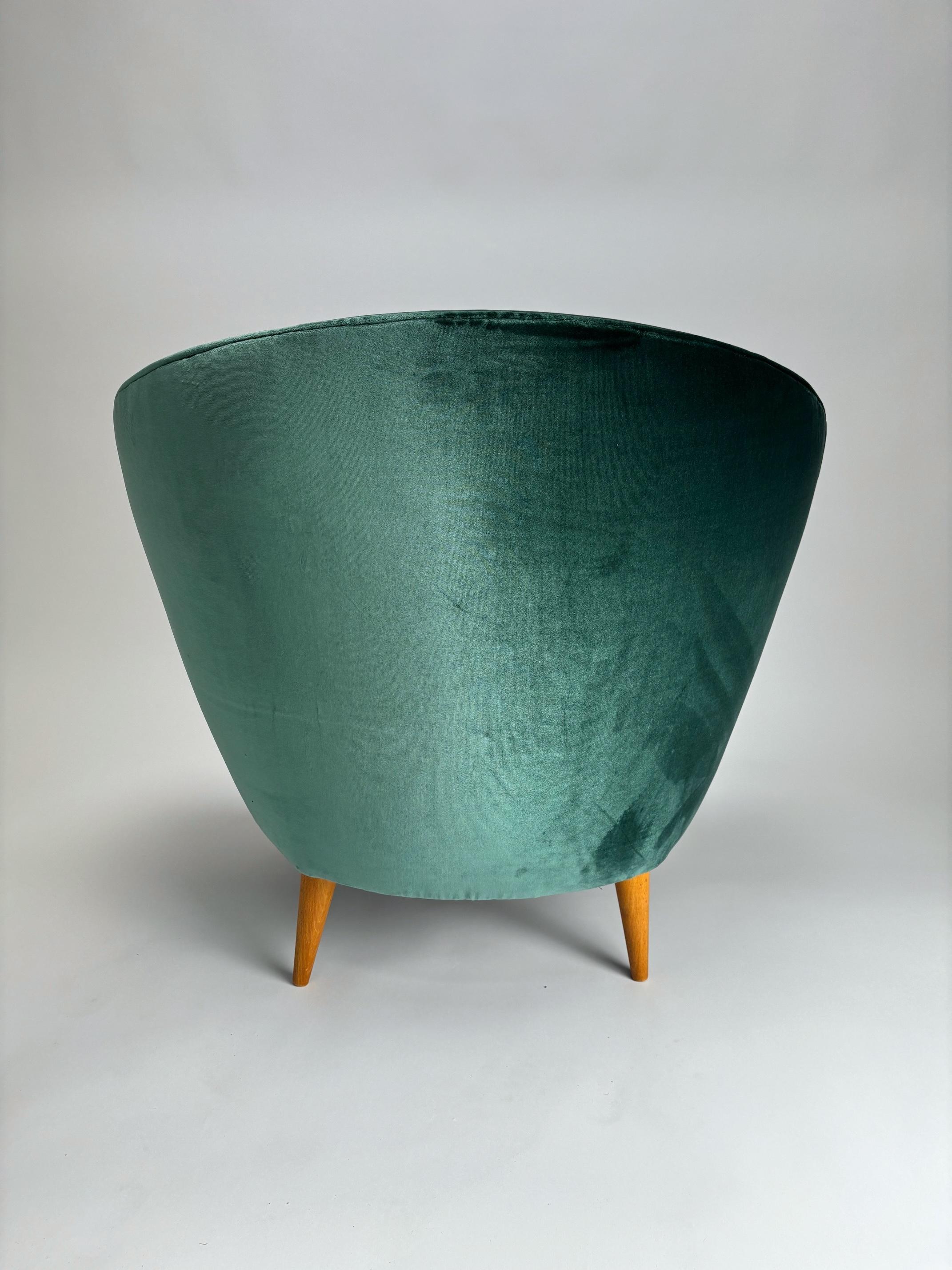 italien Deux fauteuils du milieu du siècle dans le style de Federico Munari (tissu Dedar), Italie en vente