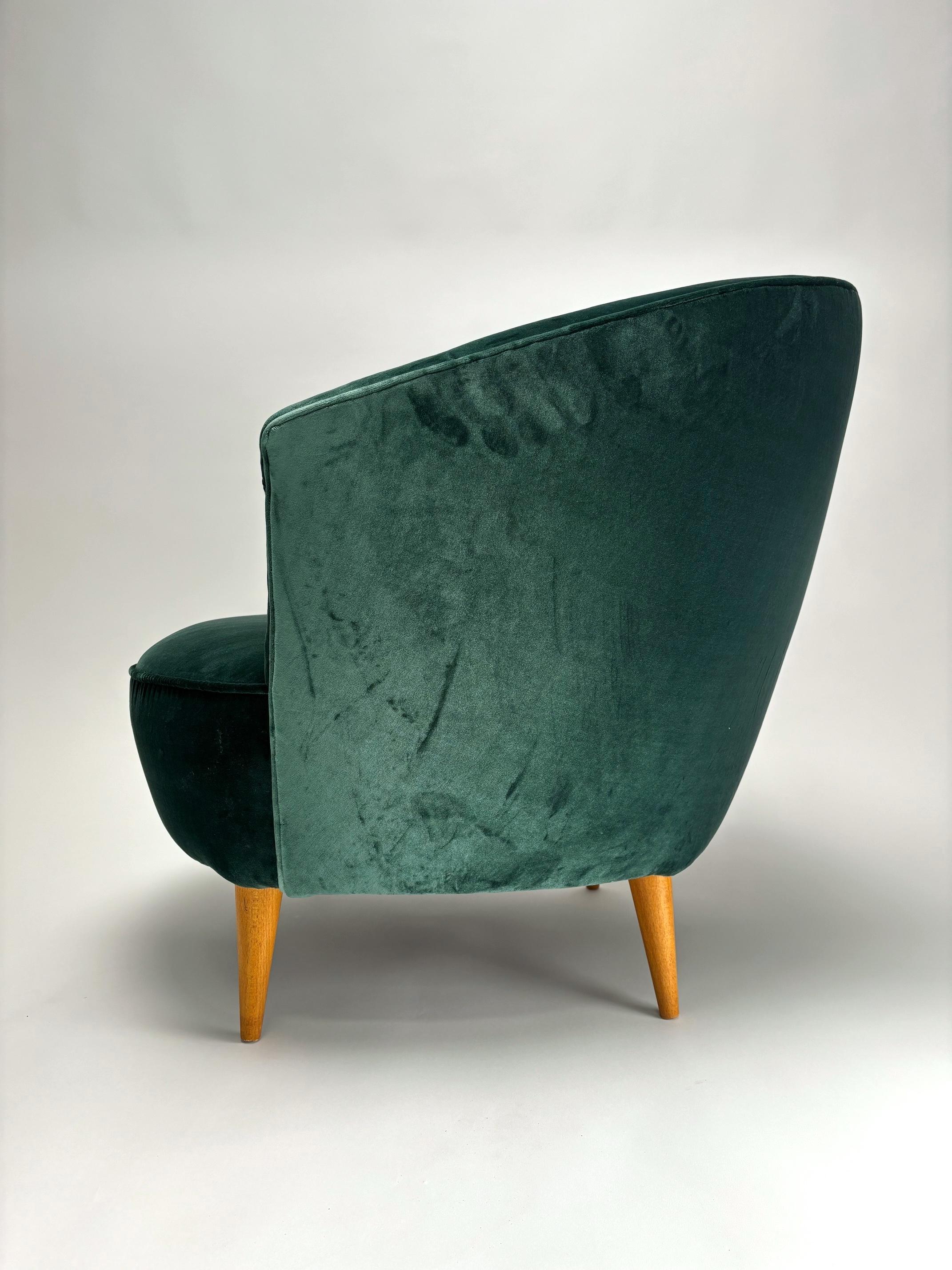 Velours Deux fauteuils du milieu du siècle dans le style de Federico Munari (tissu Dedar), Italie en vente