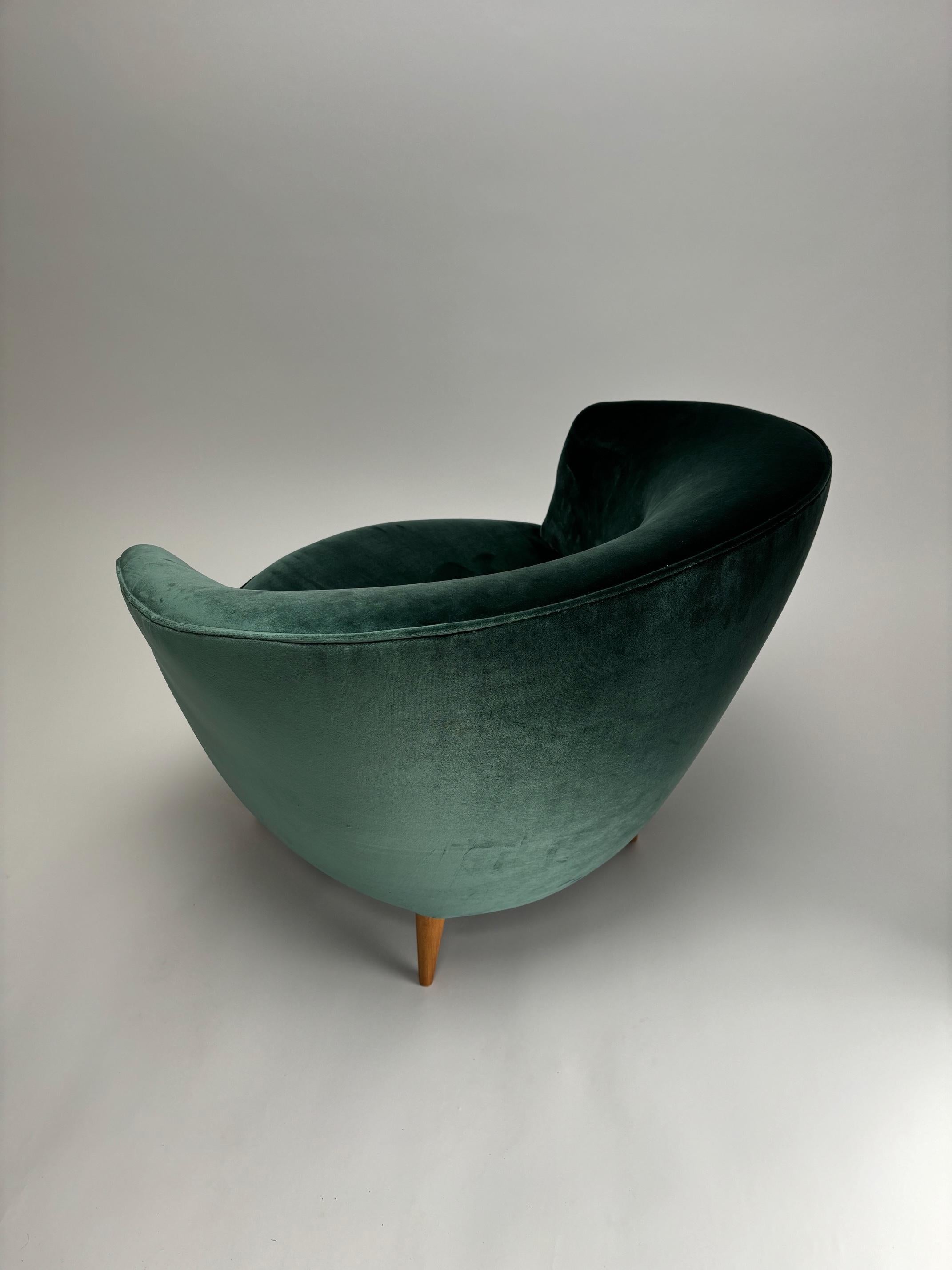 Deux fauteuils du milieu du siècle dans le style de Federico Munari (tissu Dedar), Italie en vente 1