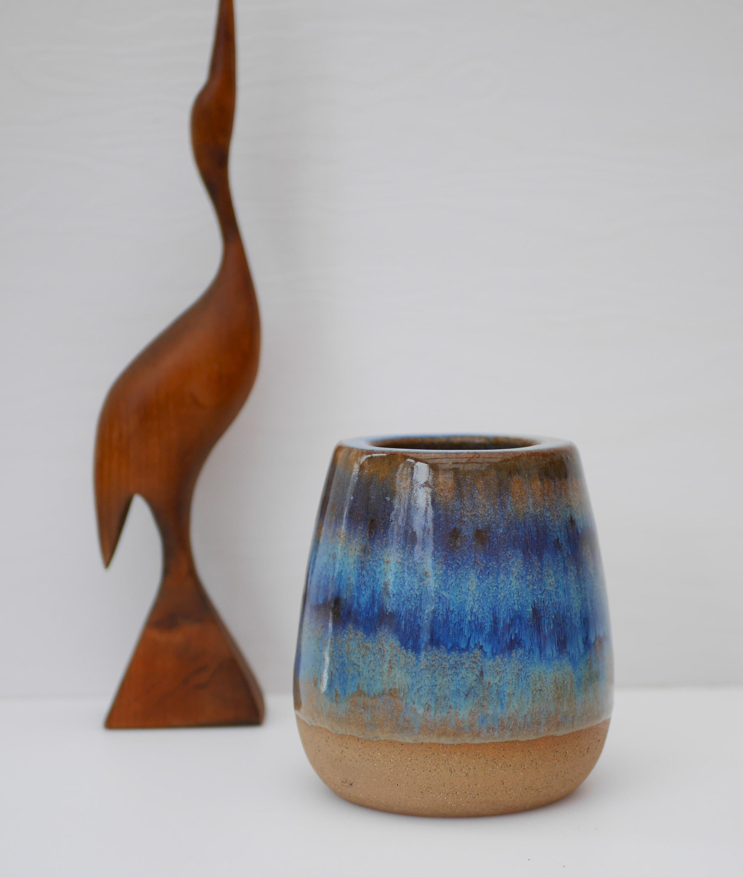 Due vasi blu della metà del secolo scorso di Michael Andersen, Bornholm, Danimarca. in vendita 5