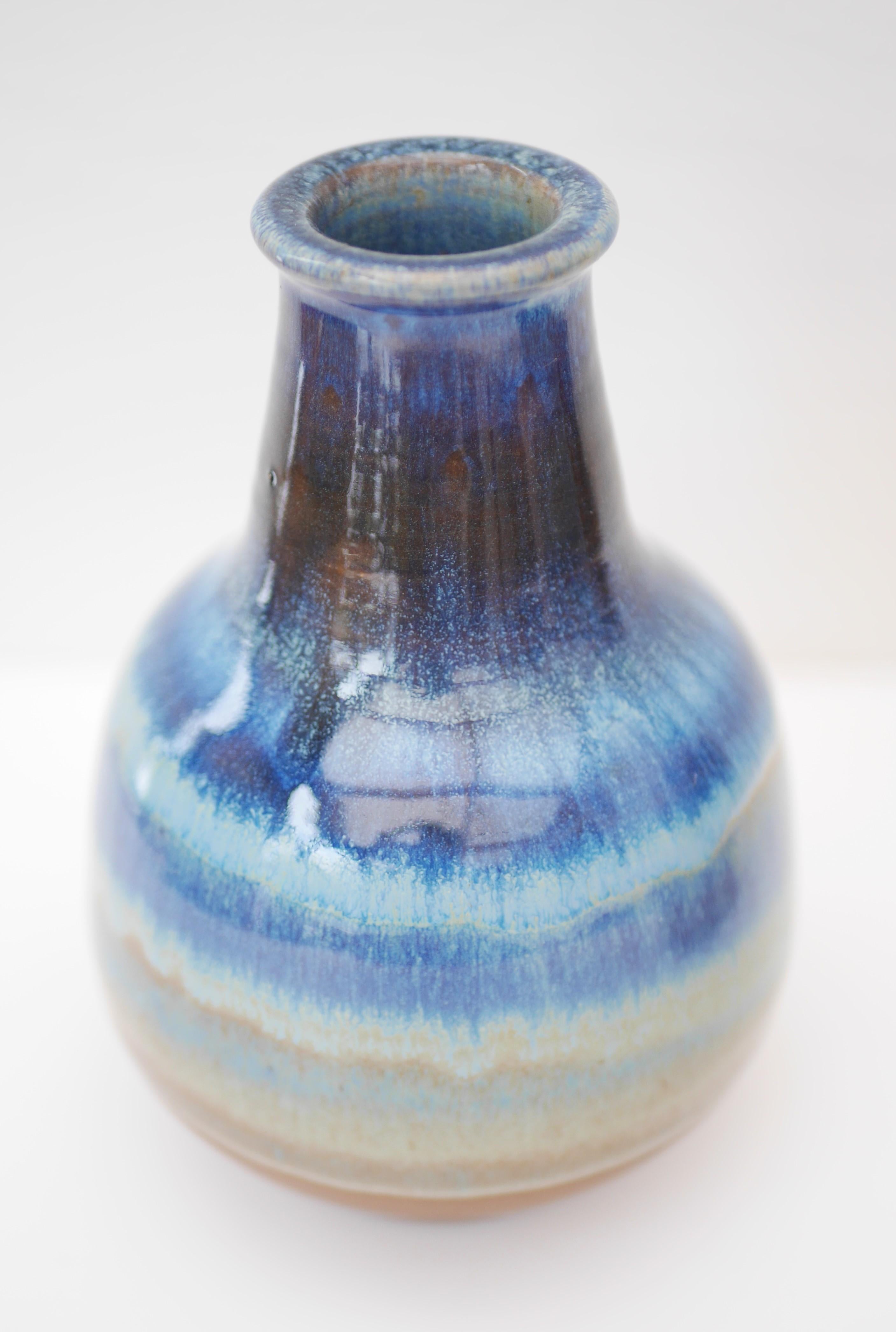 Milieu du XXe siècle Vases scandinaves modernes vintage bleus de Michael Andersen, Bornholm, Danemark. en vente