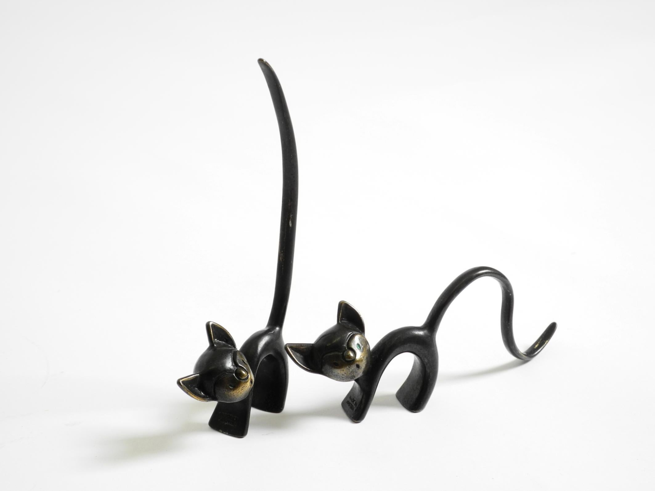 Zwei Original-Katzenringhalter aus Messing aus der Mitte des Jahrhunderts von Walter Bosse für Herta Baller.
Schönes, tolles Design. Hergestellt in Österreich. Hergestellt in den 1950er Jahren.
Sehr guter Zustand mit einer schönen Patina.
Beide