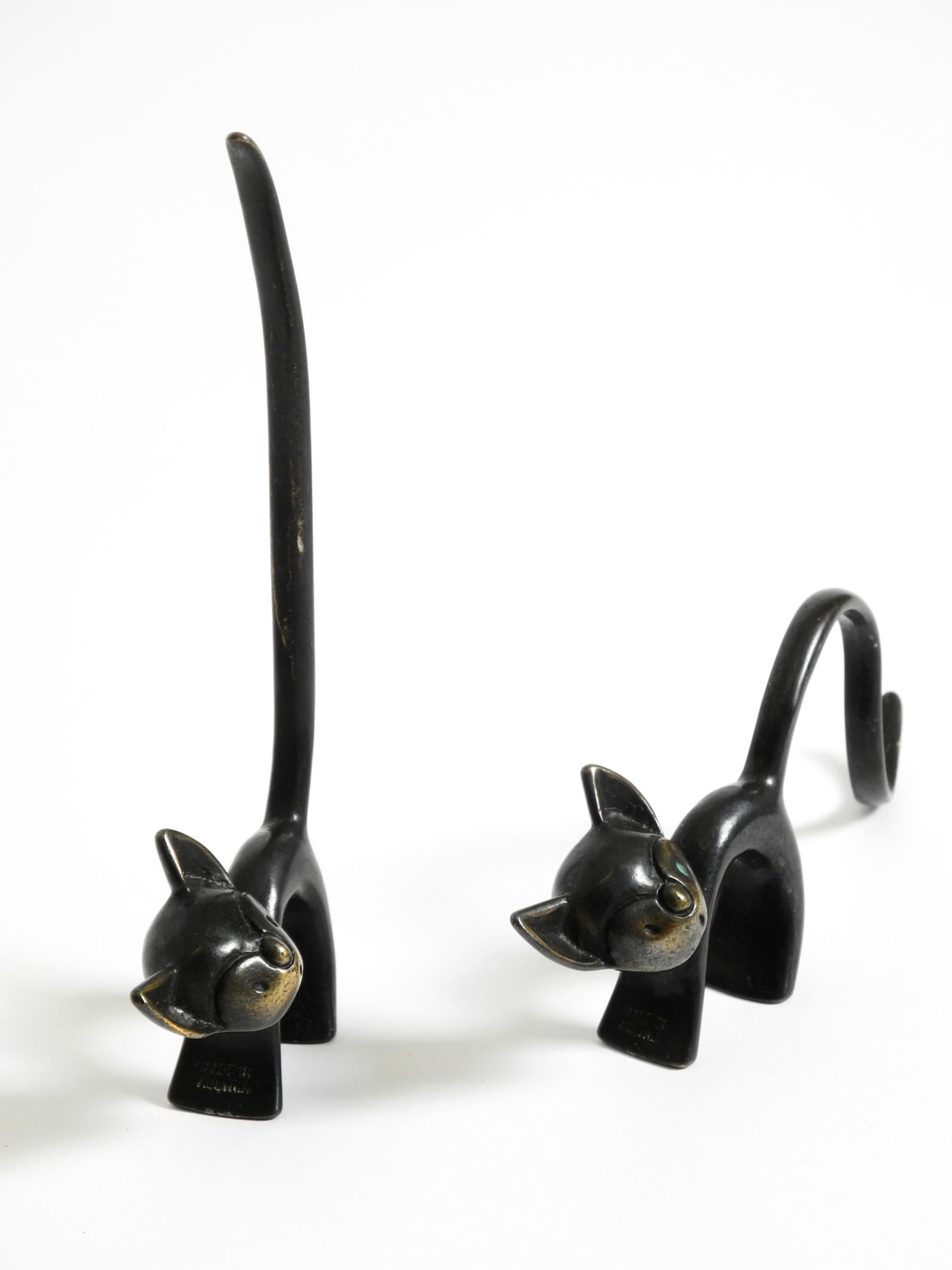Zwei Messingkatzen aus der Mitte des Jahrhunderts als Ringhalter von Walter Bosse für Herta Baller (Österreichisch) im Angebot
