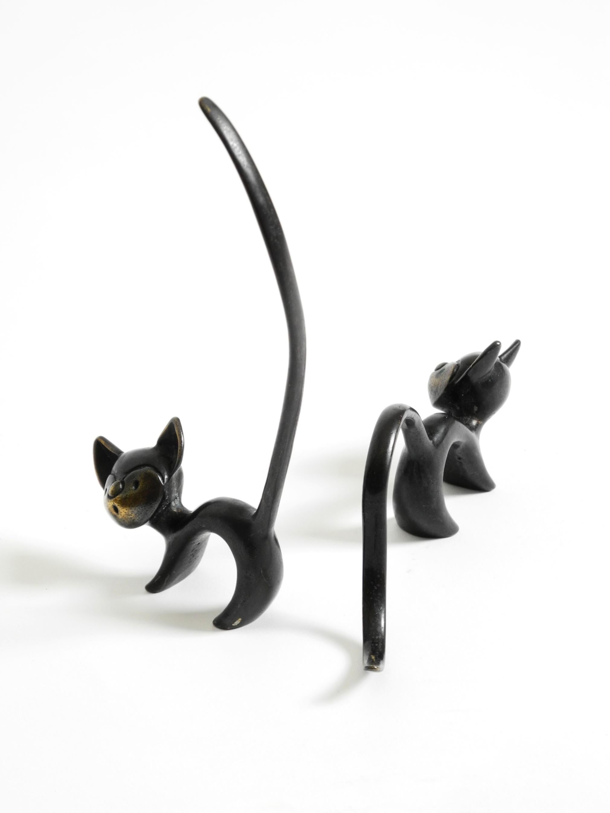 Zwei Messingkatzen aus der Mitte des Jahrhunderts als Ringhalter von Walter Bosse für Herta Baller im Zustand „Gut“ im Angebot in München, DE