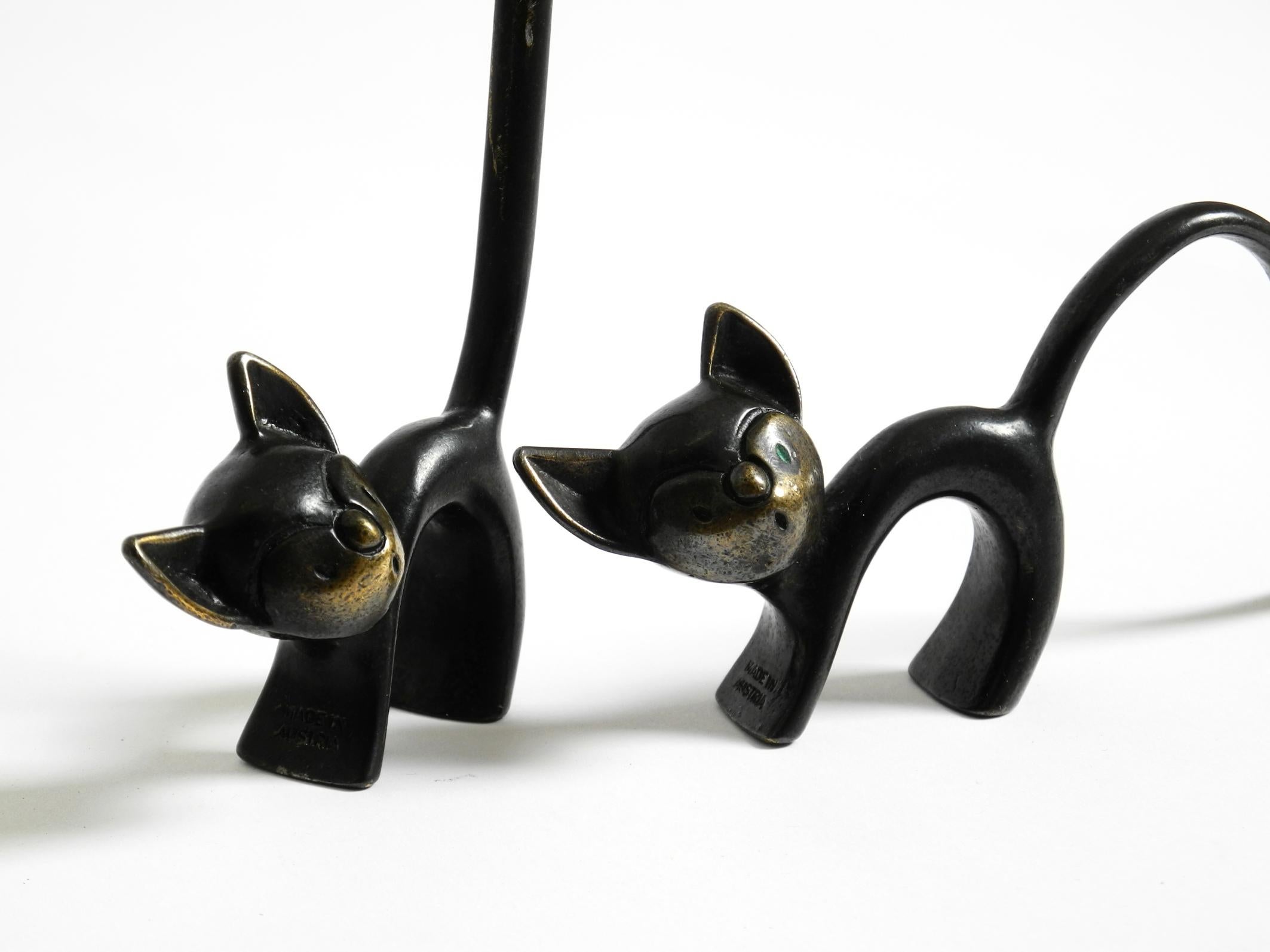 Zwei Messingkatzen aus der Mitte des Jahrhunderts als Ringhalter von Walter Bosse für Herta Baller im Angebot 1