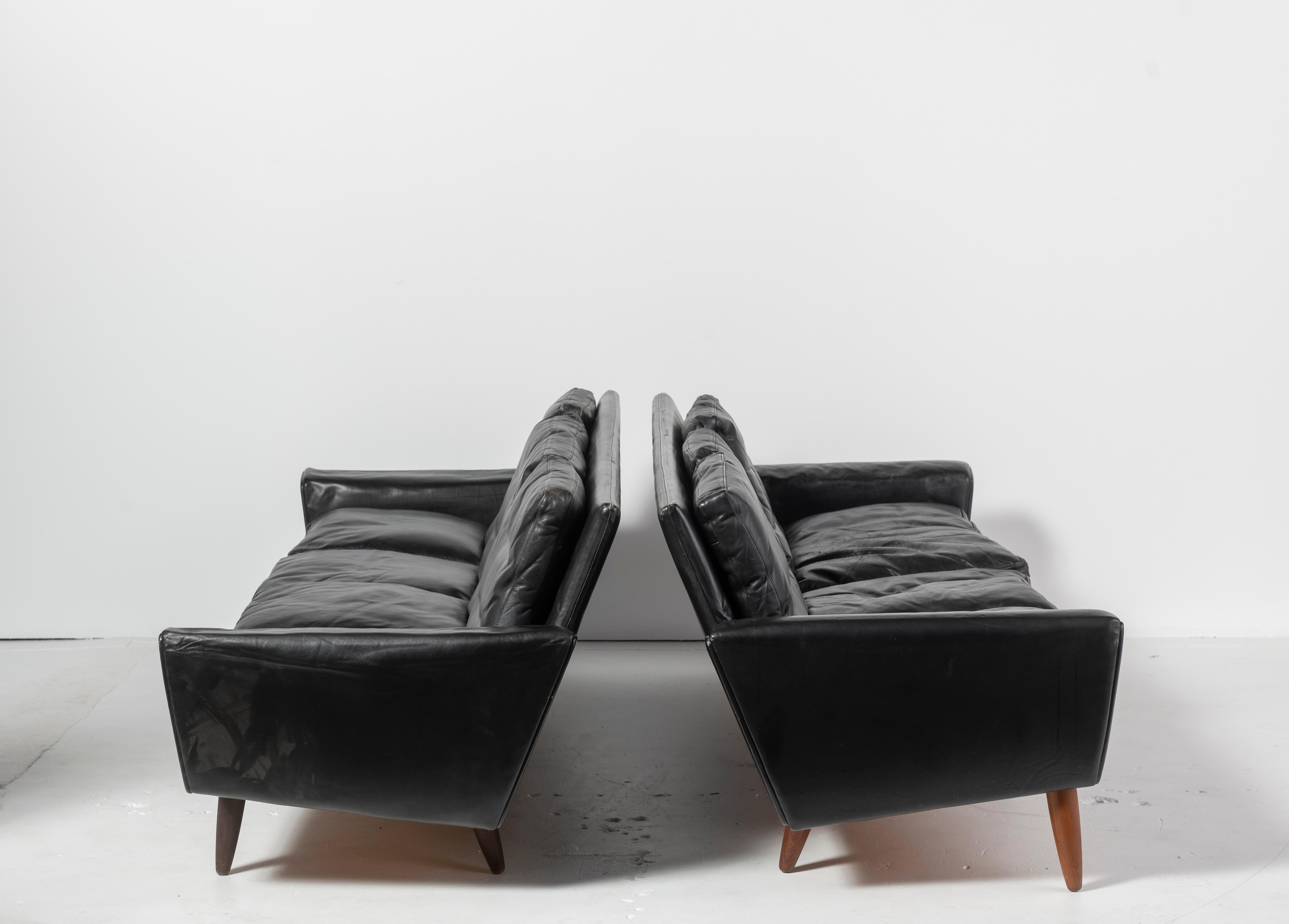 20ième siècle Deux canapés danois en cuir du milieu du siècle de Georg Thams en vente