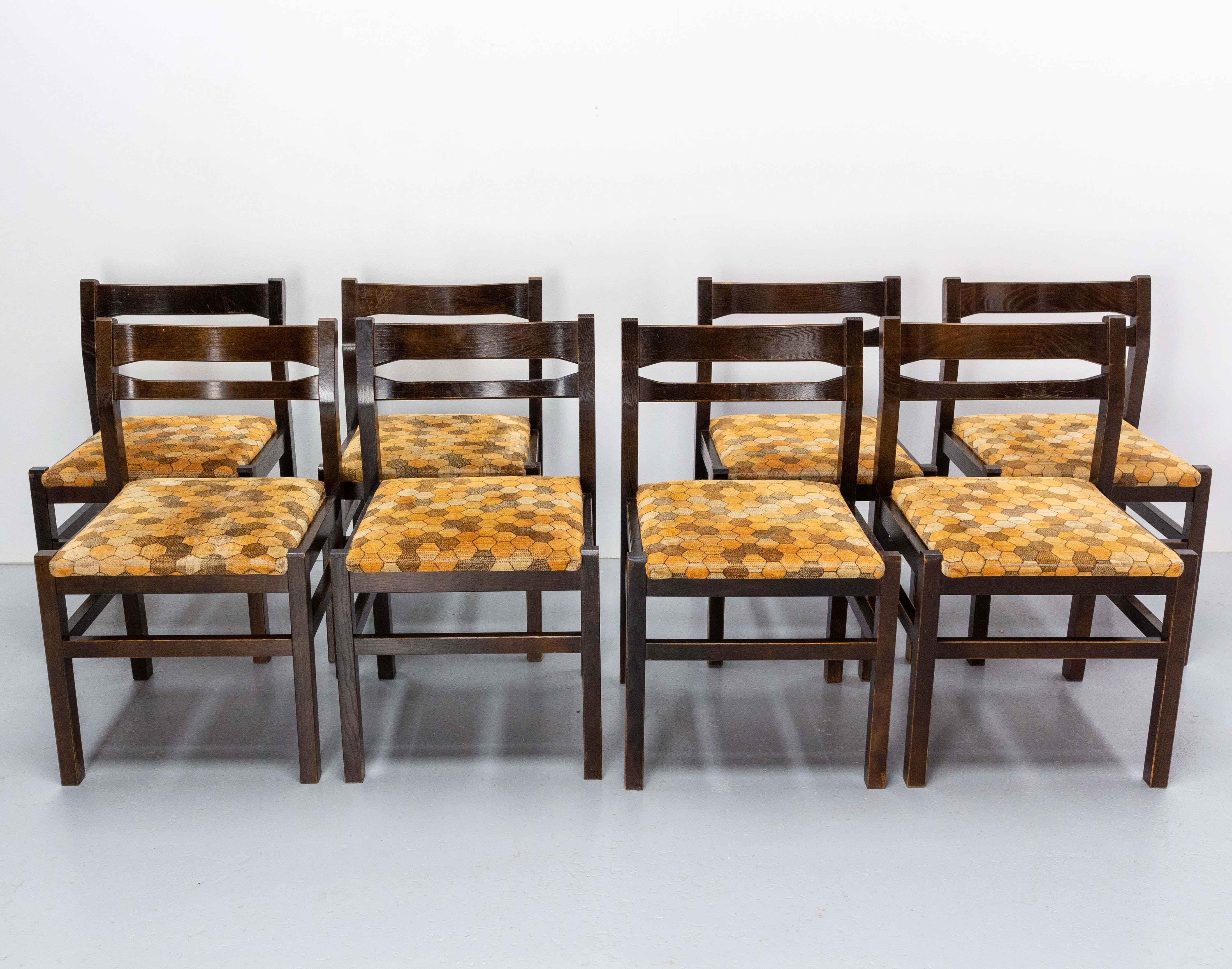 Eight vintage chairs in elm,
Typical of the 1970s 
The fabric needs to be recovered. 
Two backs with scratches (please see photos)
Good condition.

Shipping: L120 P98 H94 cm 55 Kg.
.