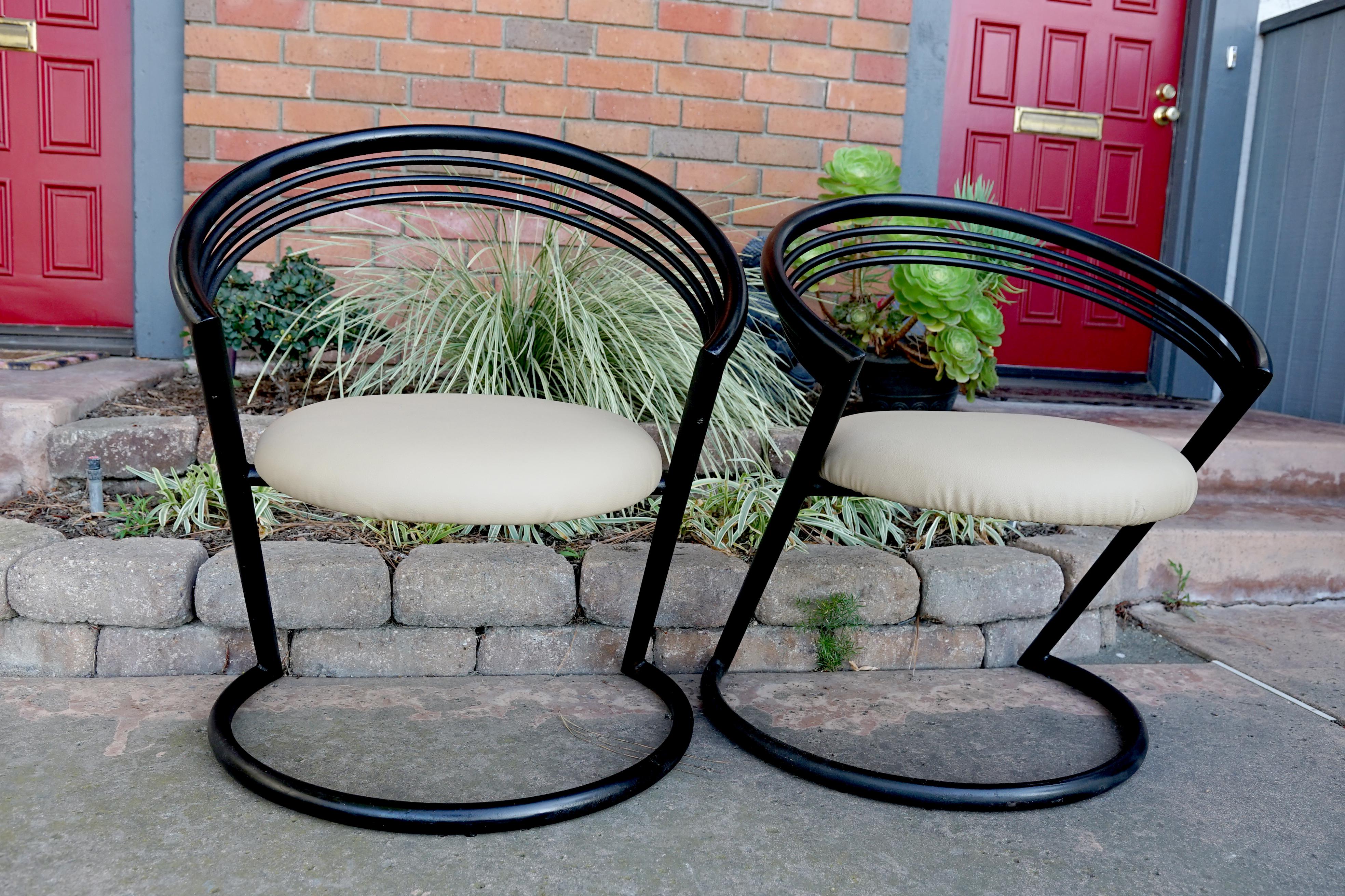 Américain Deux chaises futuristes en fer vintage du milieu du siècle dernier dans le style de Willy Rizzo, Thonet en vente