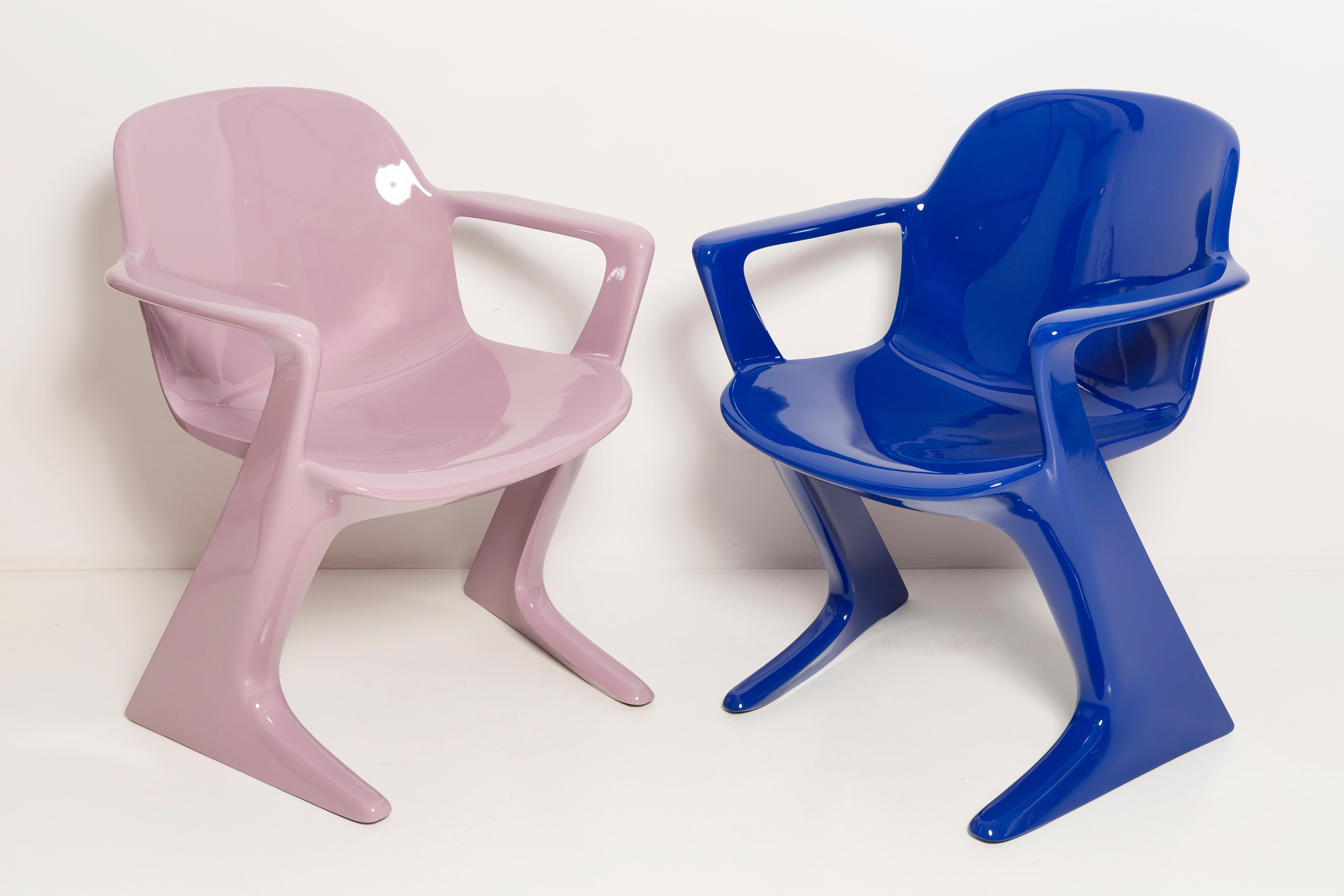 The z.stuhl chair, designed by Ernst Moeckl (1931-2013) in the 1970s, is a cantilever chair made of polyurethane, which is available with and without armrests. In the vernacular, the chair is known by its geometry-related names such as 
