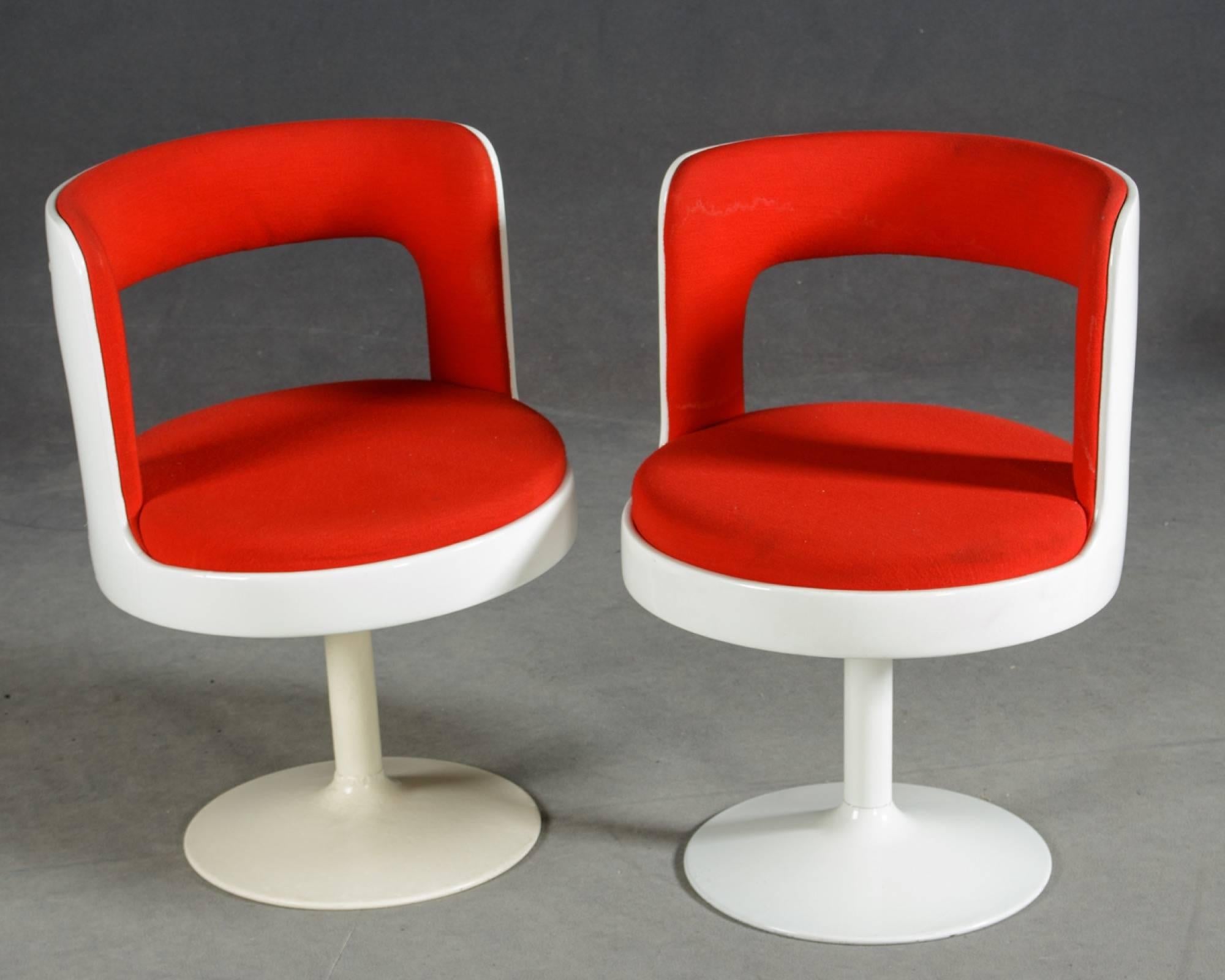 Two easy chairs, 1970s, Wohl Asko, Finland
Probably designed by Esko Pajamies for Asko, Finland. Plastic seat shafts, rotatable. Padding with red wool fabric.
