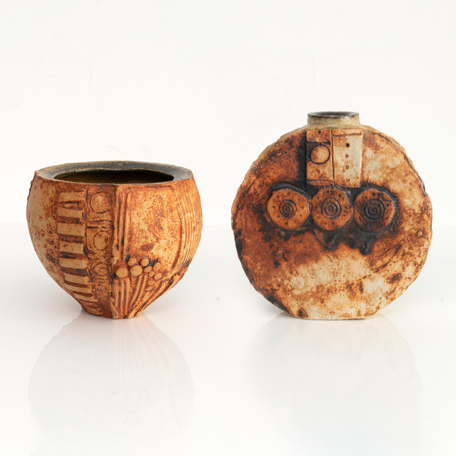 Deux vases d'atelier en céramique expressionniste, datant du milieu du siècle dernier, réalisés par le potier et artiste britannique Bernard Rooke. Les vases sont partiellement émaillés et sont détaillés avec des motifs de surface en