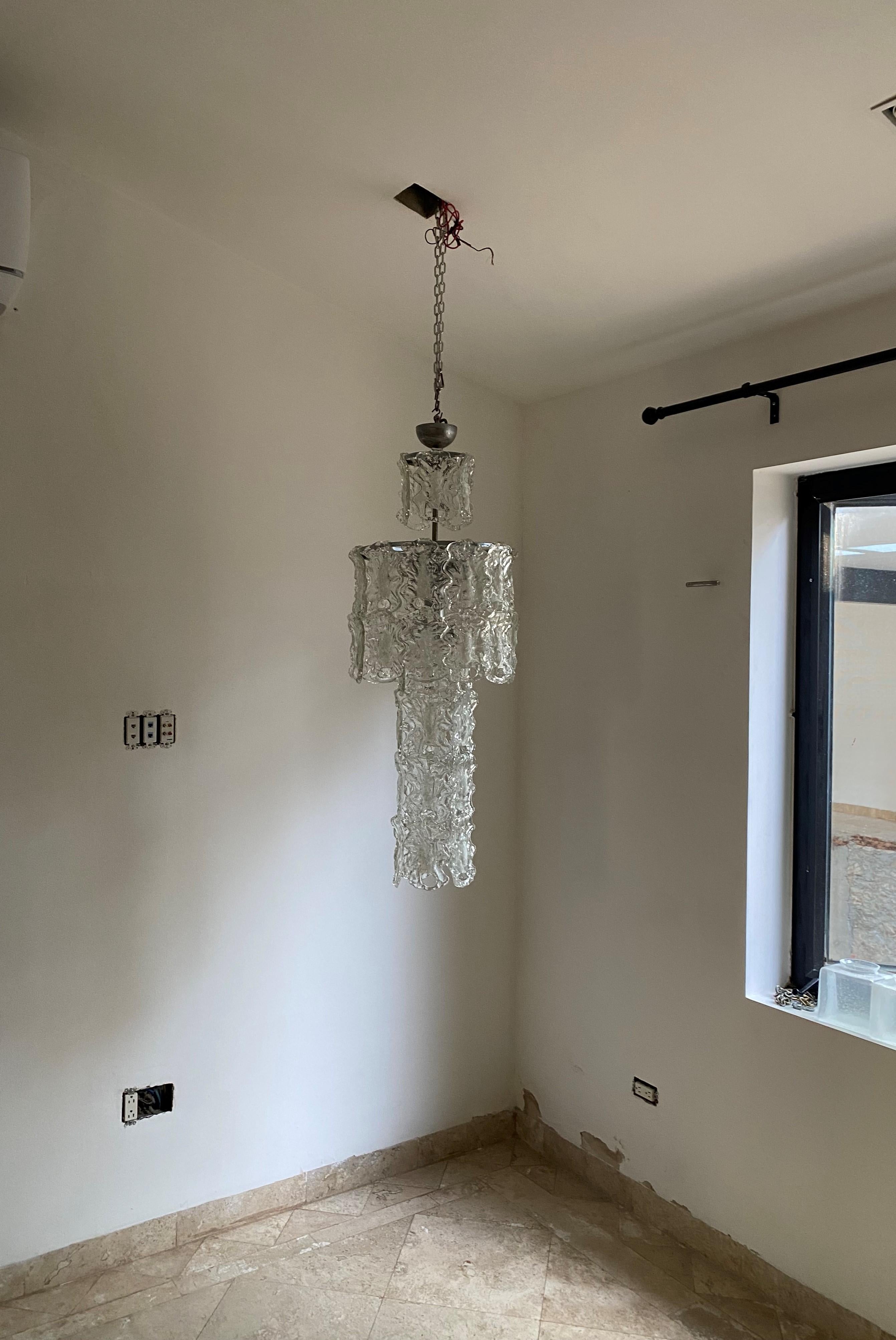 Two Mid-Century Modern Chandeliers,  in Murano Glass, Italy, circa 1970 For Sale 7